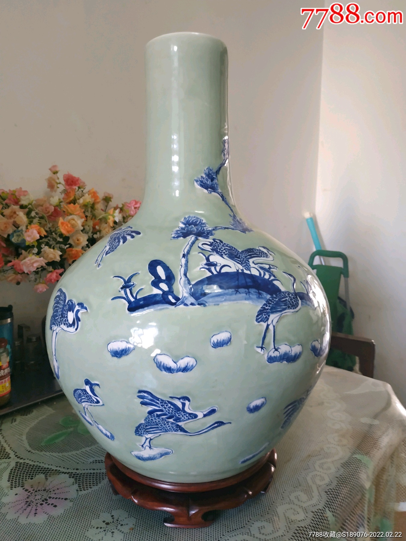 豆青釉青花加白鹤纹天球瓶