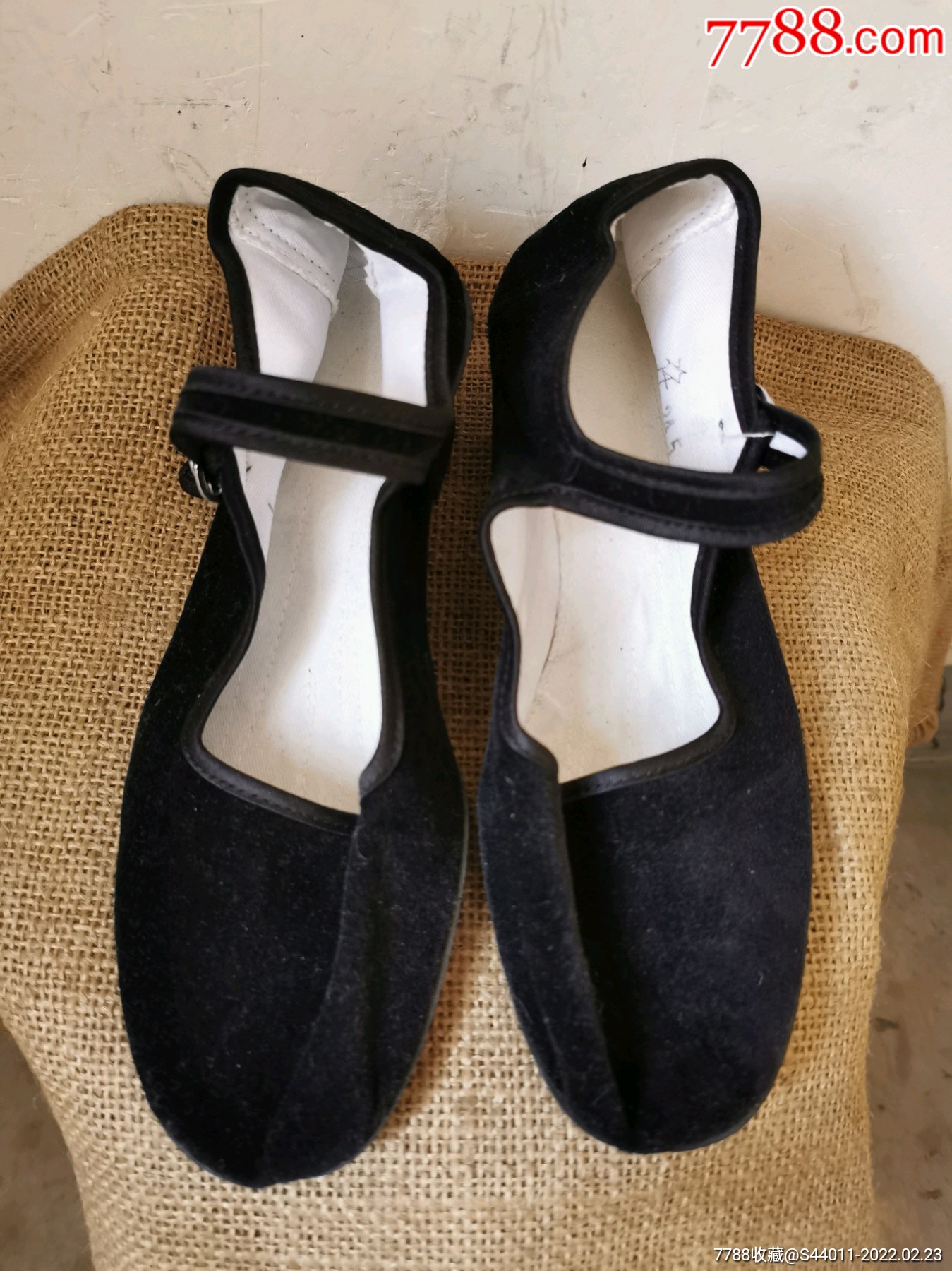 八十年代拉带鞋绒面