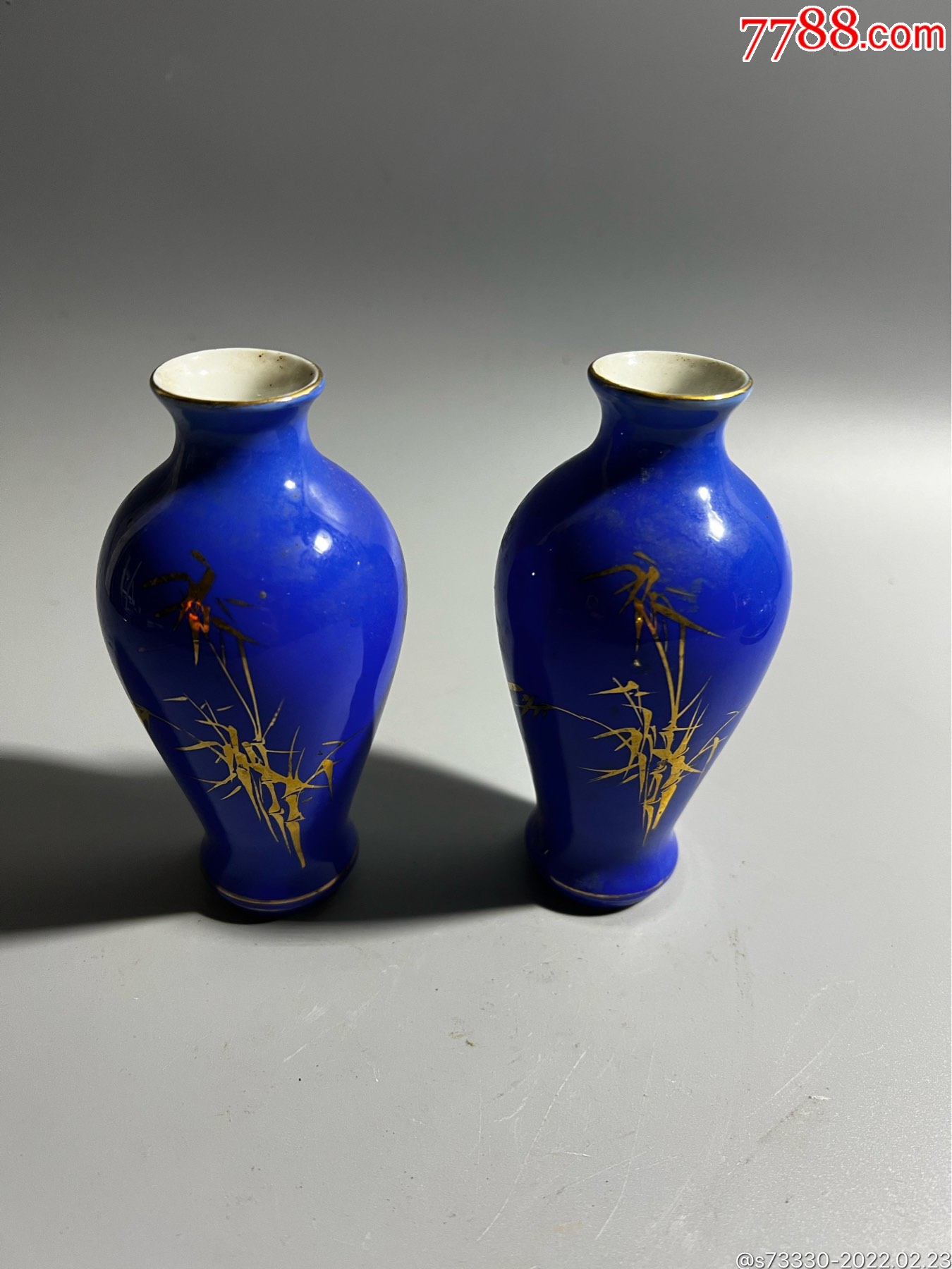 80年代宝石蓝釉描金竹叶小花瓶一对