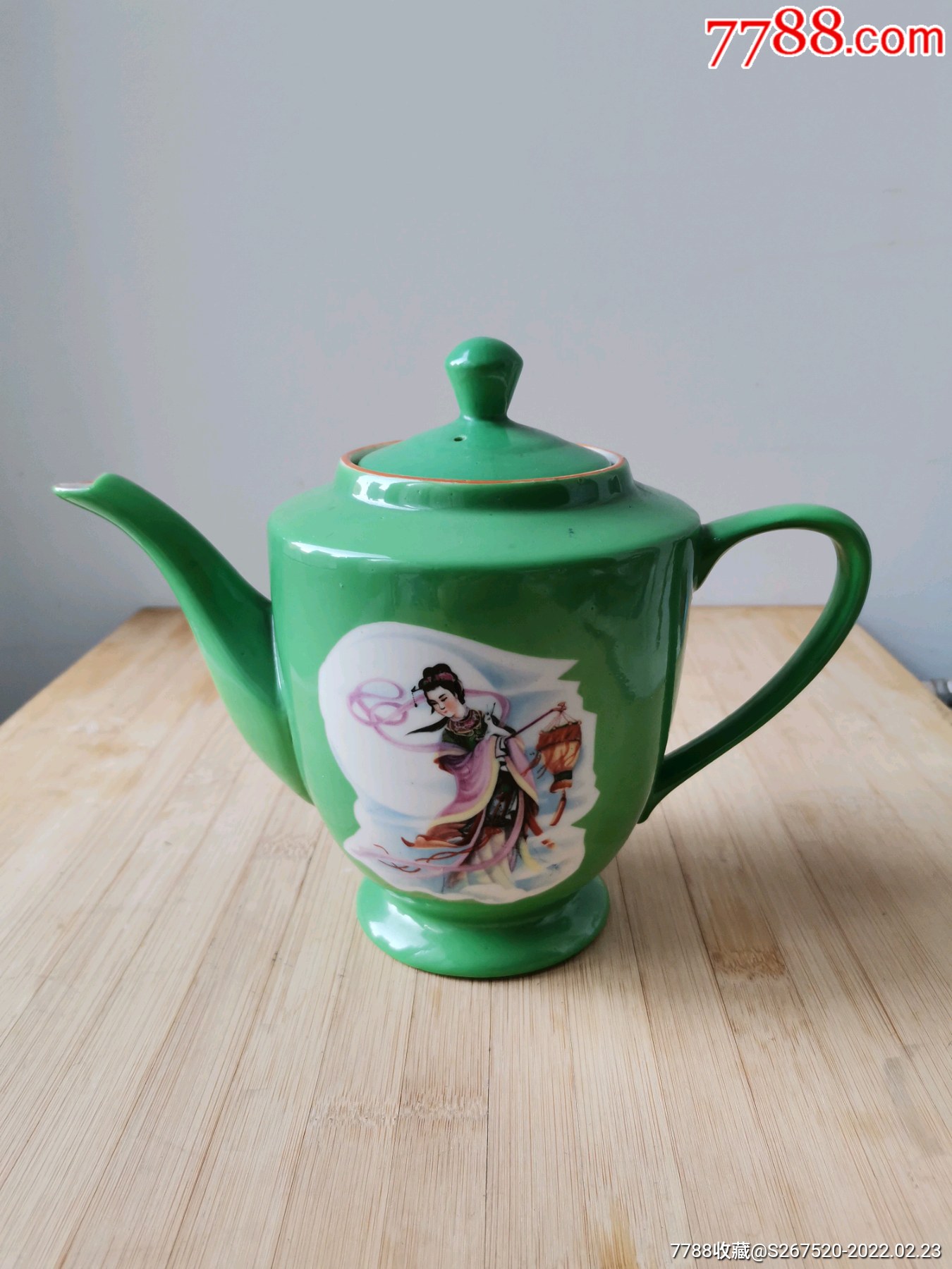 彩绘人物茶壶