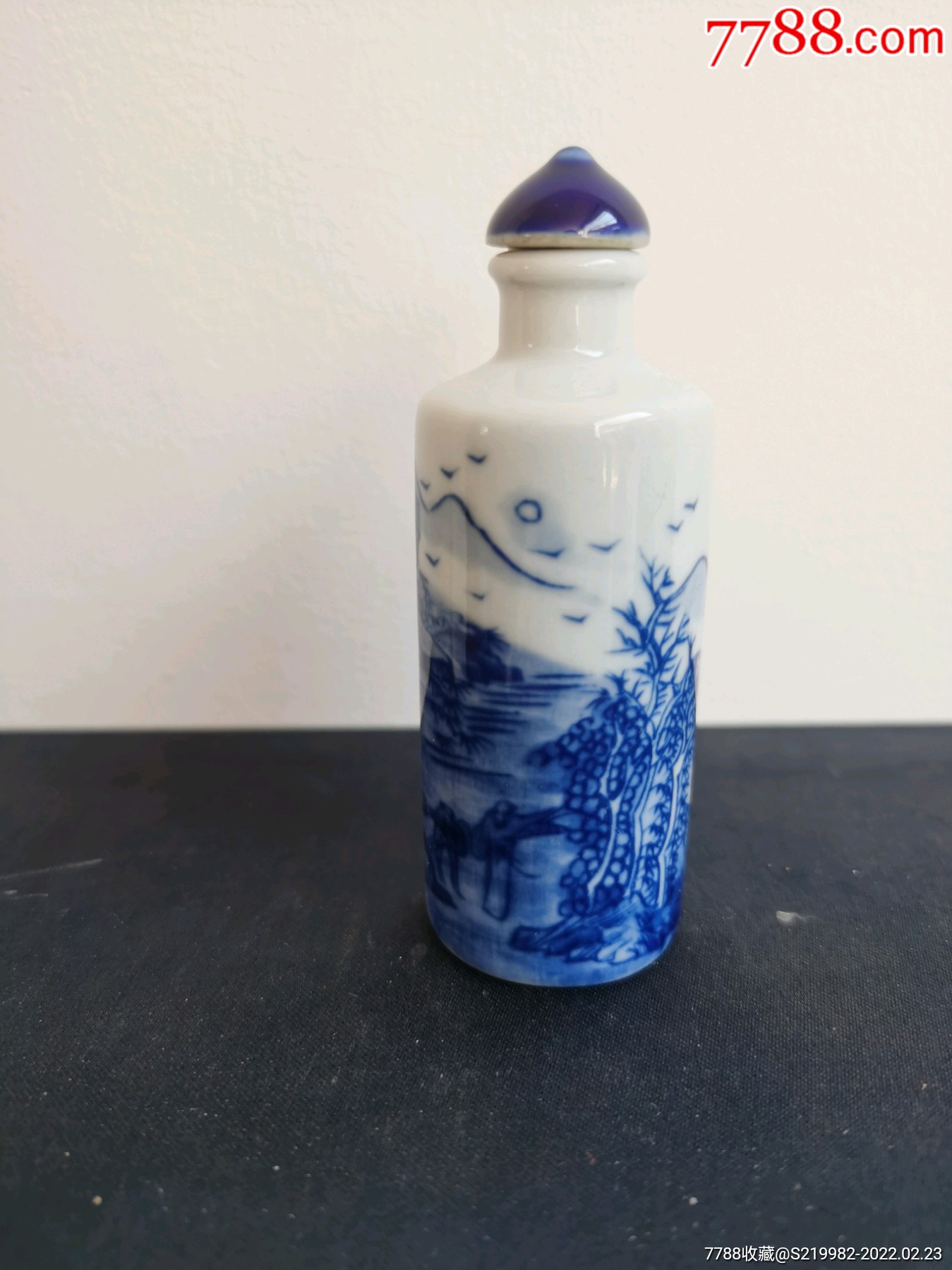 青花鼻烟壶