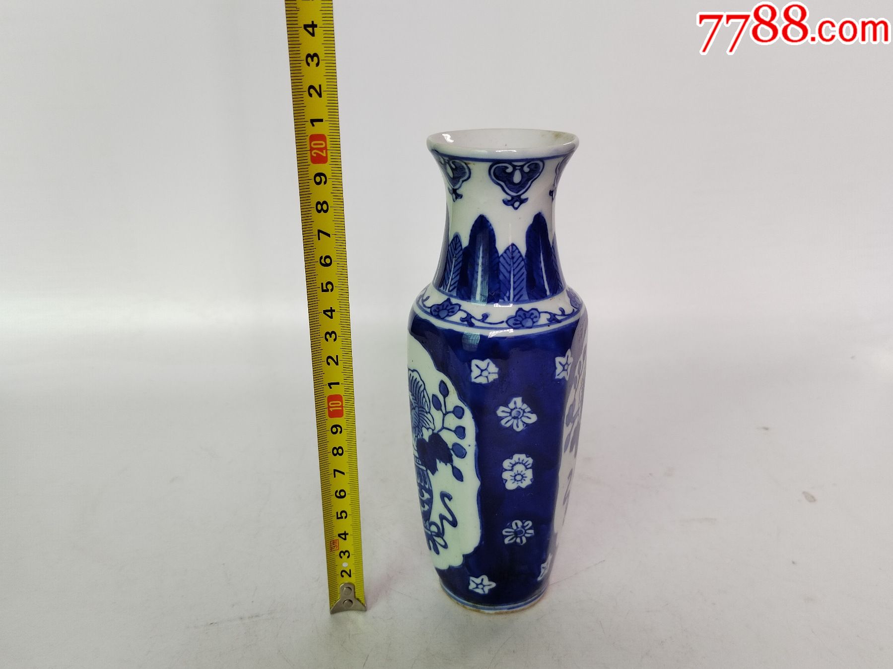 青花开窗花卉瓶