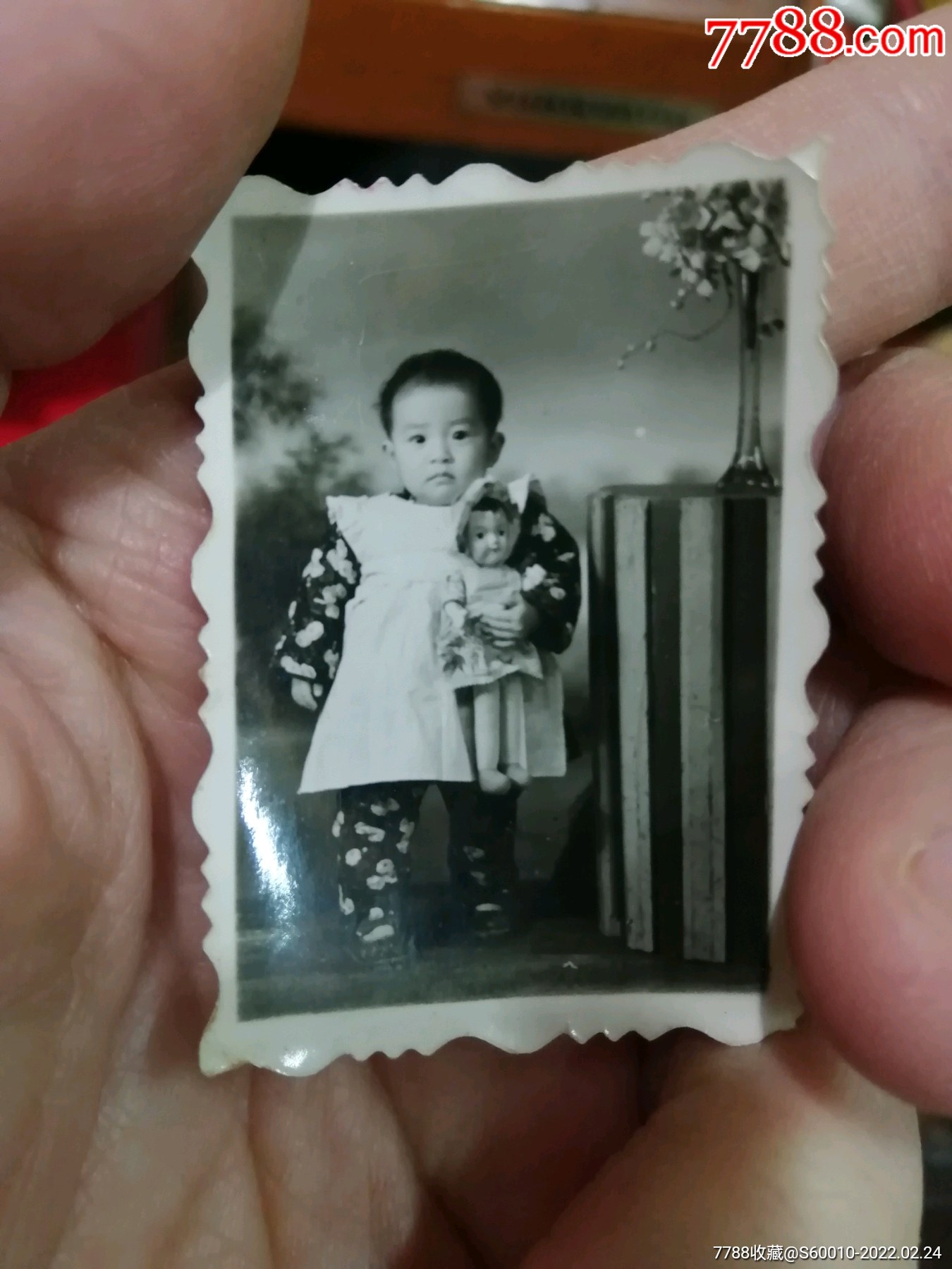 小孩抱着洋娃娃该老照片来源清晰不方便透露姓名