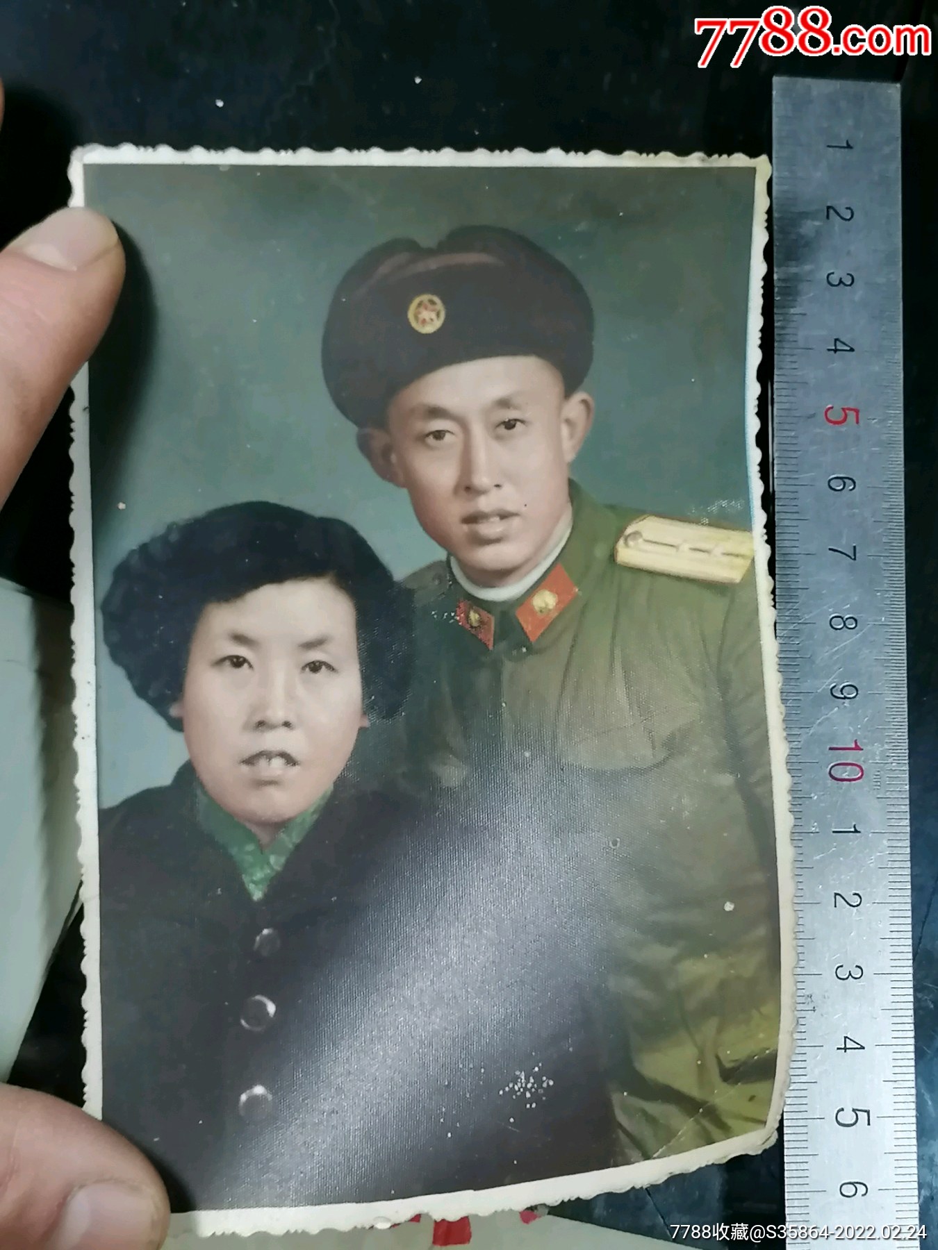 一张彩色军人身穿55式军装的夫妻照片