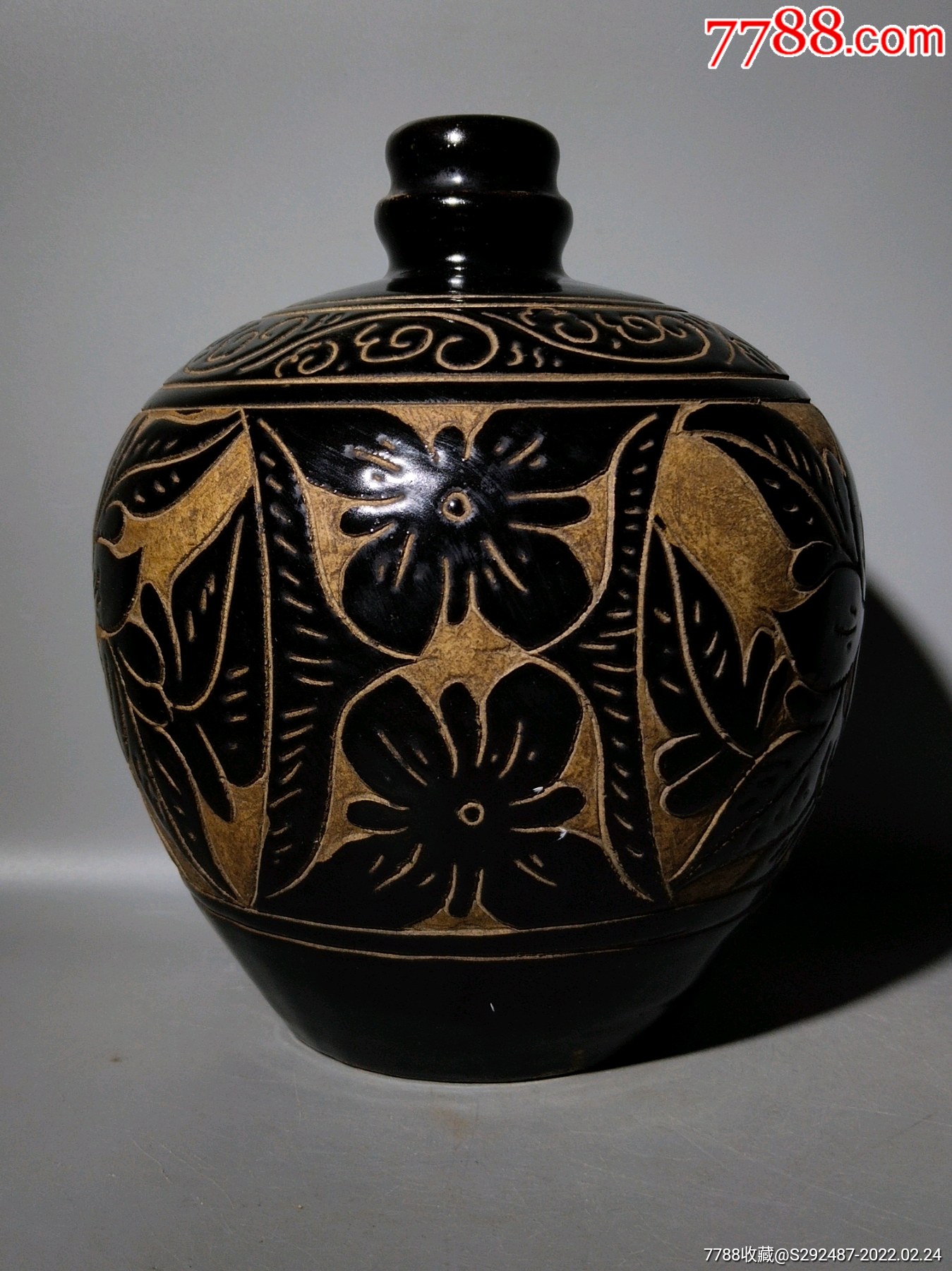 0次进行点评点评:0浏览量:备注:老窑口,磁州窑黑釉剔花嘟噜瓶,造型