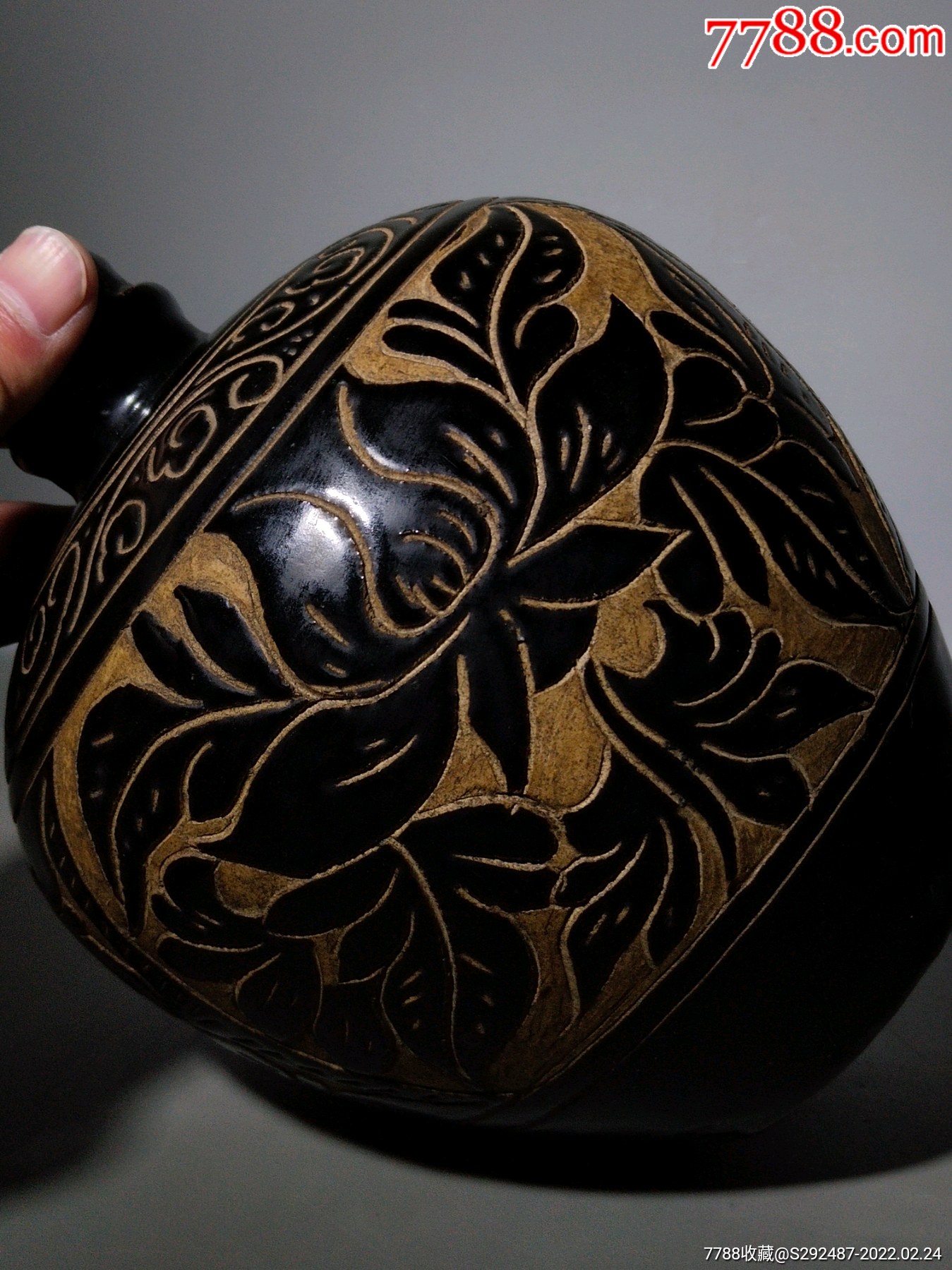 0次进行点评点评:0浏览量:备注:老窑口,磁州窑黑釉剔花嘟噜瓶,造型