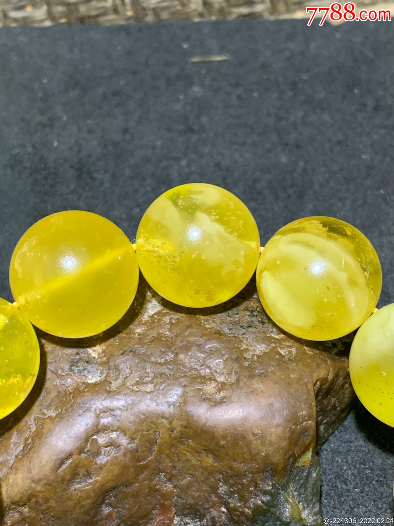 天然18 mm微花粉鸡油黄白花蜜圆珠手串一条,_蜜蜡