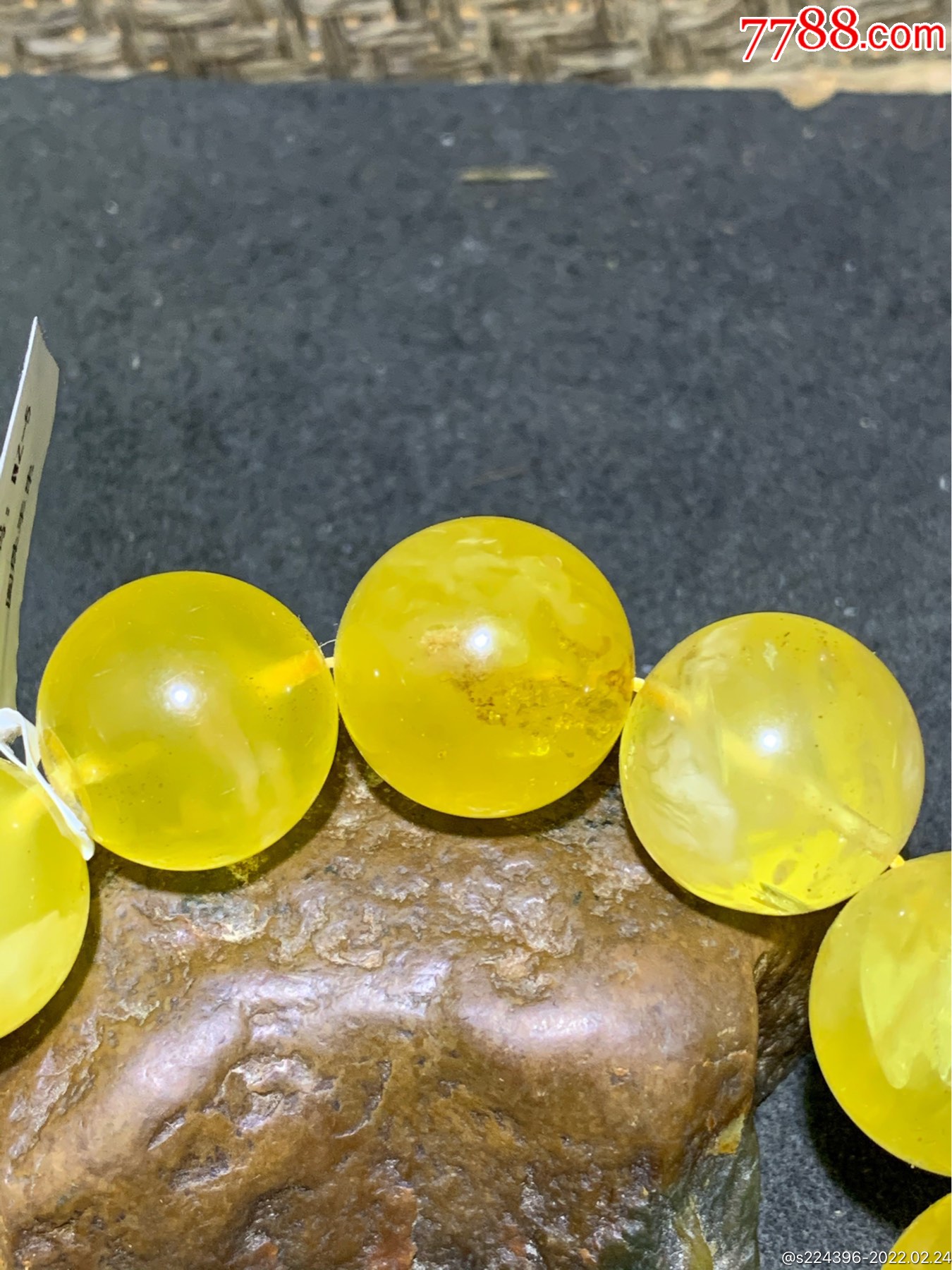 天然18 mm微花粉鸡油黄白花蜜圆珠手串一条,_蜜蜡