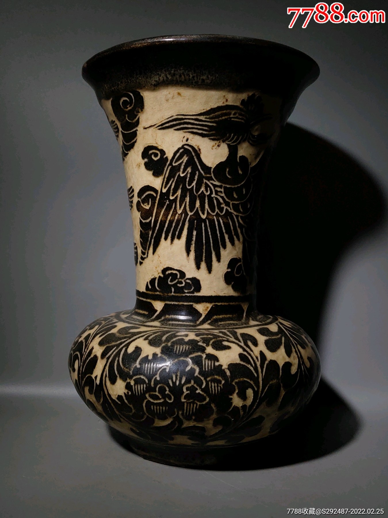 白釉剔花花箍赏瓶