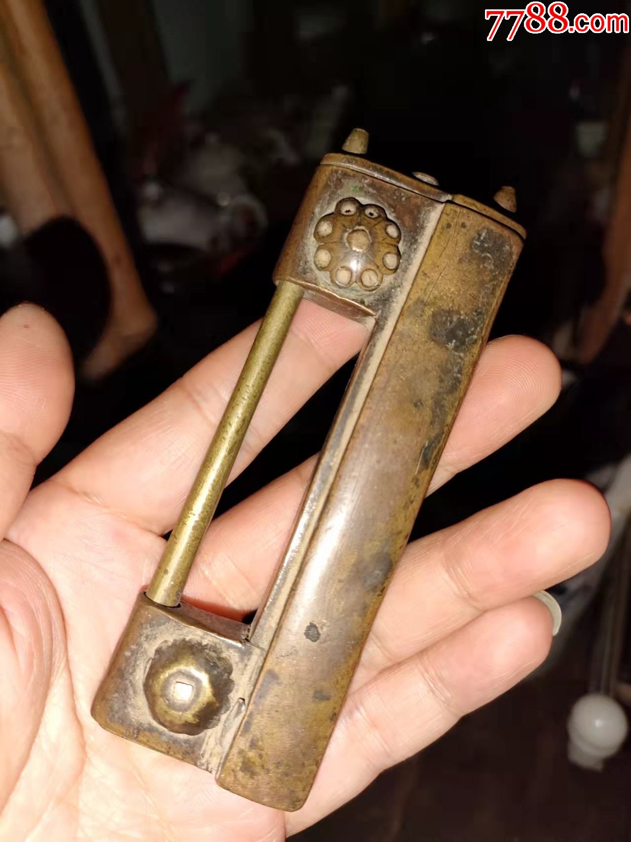 滚动鼠标滚轴,图片即可轻松放大,缩小更多"铜锁/铜钥