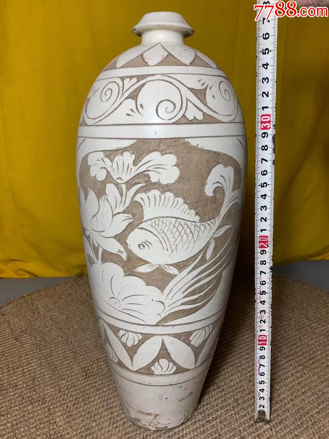 宋代磁州窑手工剔刻年年有余鲤鱼纹橄榄瓶