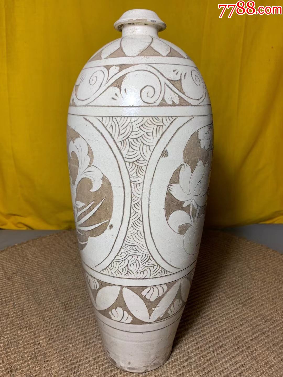 宋代磁州窑手工剔刻年年有余鲤鱼纹橄榄瓶