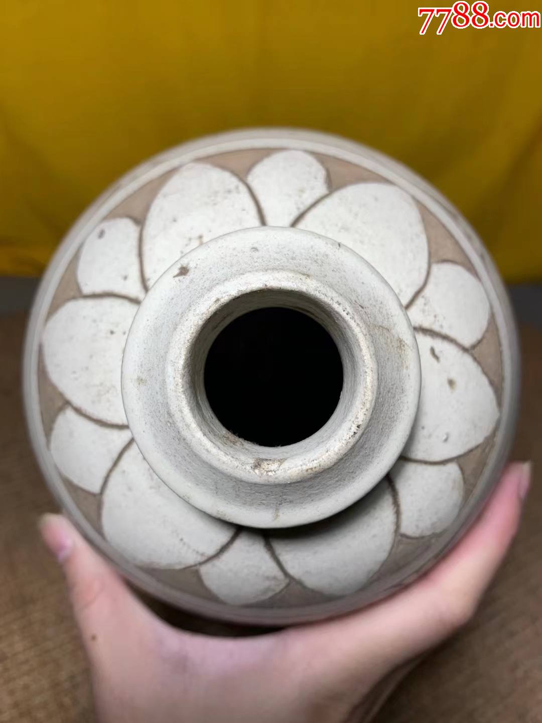 宋代磁州窑手工剔刻年年有余鲤鱼纹橄榄瓶