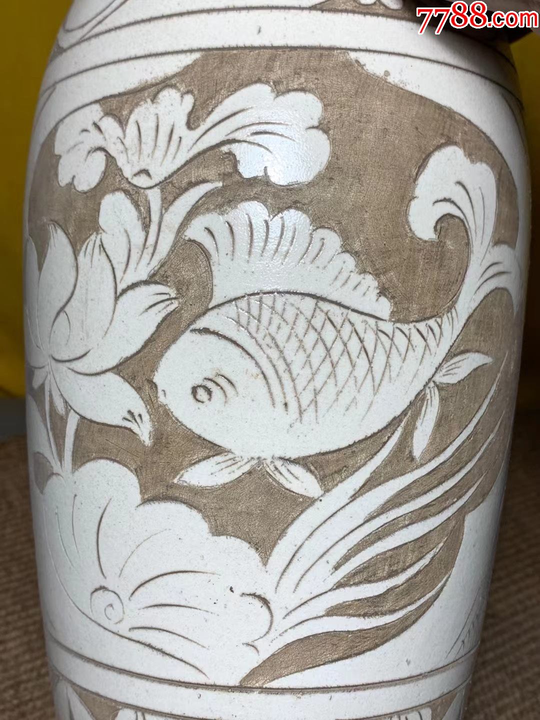 宋代磁州窑手工剔刻年年有余鲤鱼纹橄榄瓶