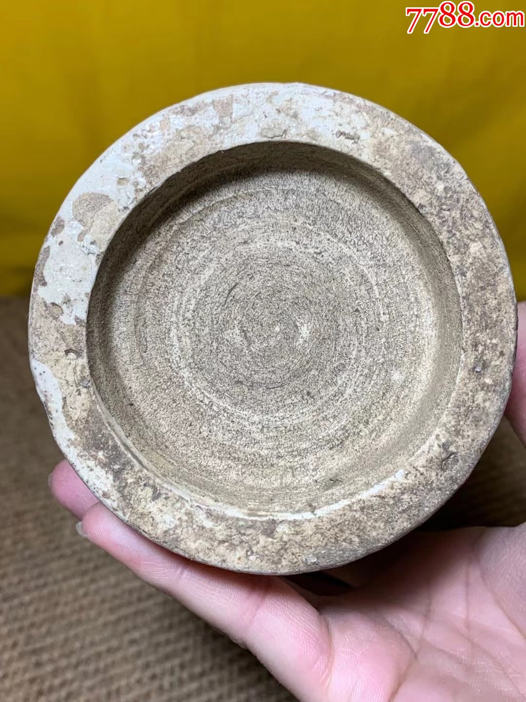 宋代磁州窑手工剔刻年年有余鲤鱼纹橄榄瓶