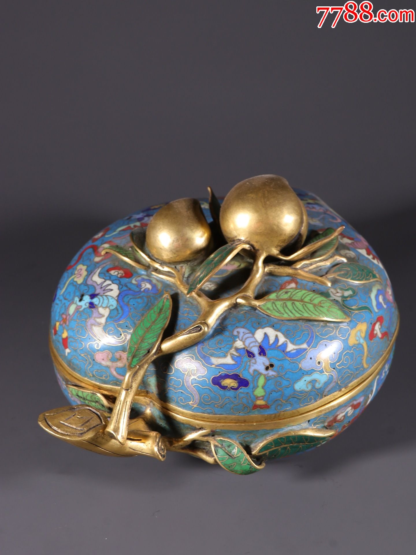 铜鎏金掐丝珐琅彩蝙蝠求寿桃型盒