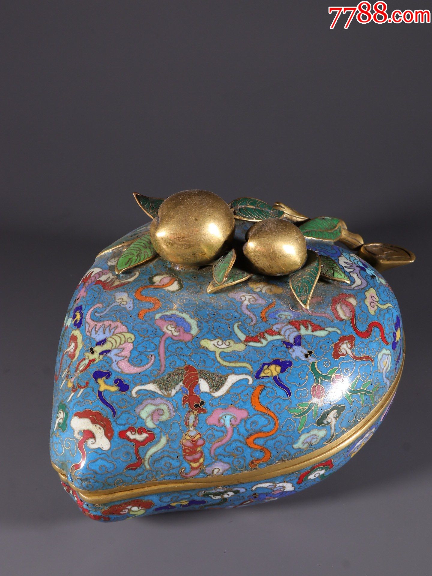 5cm重2401g精铜铸胎,珐琅彩工艺,盖面饰寿桃栩栩如生,寓意吉祥.