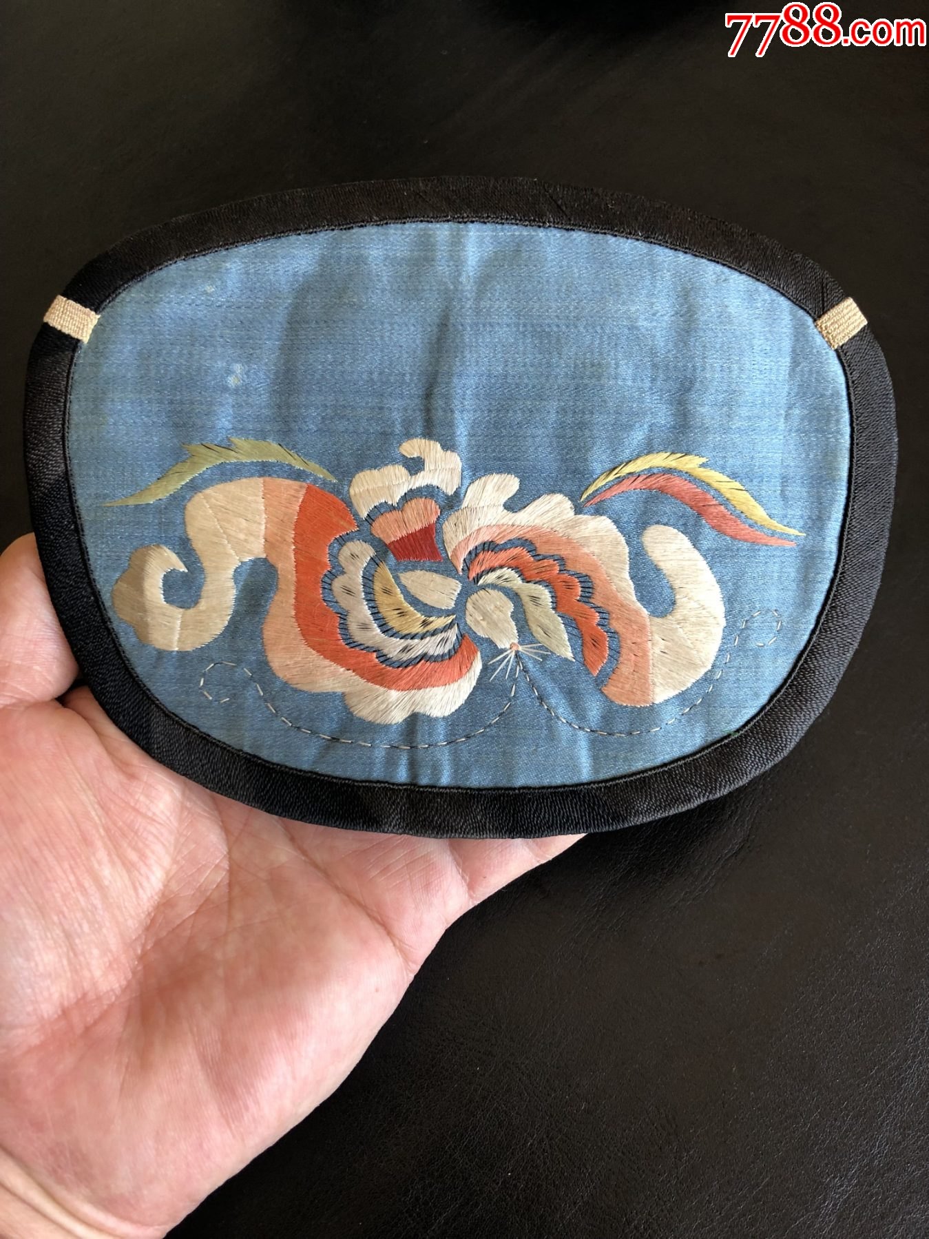 清代蓝缎绣花荷包