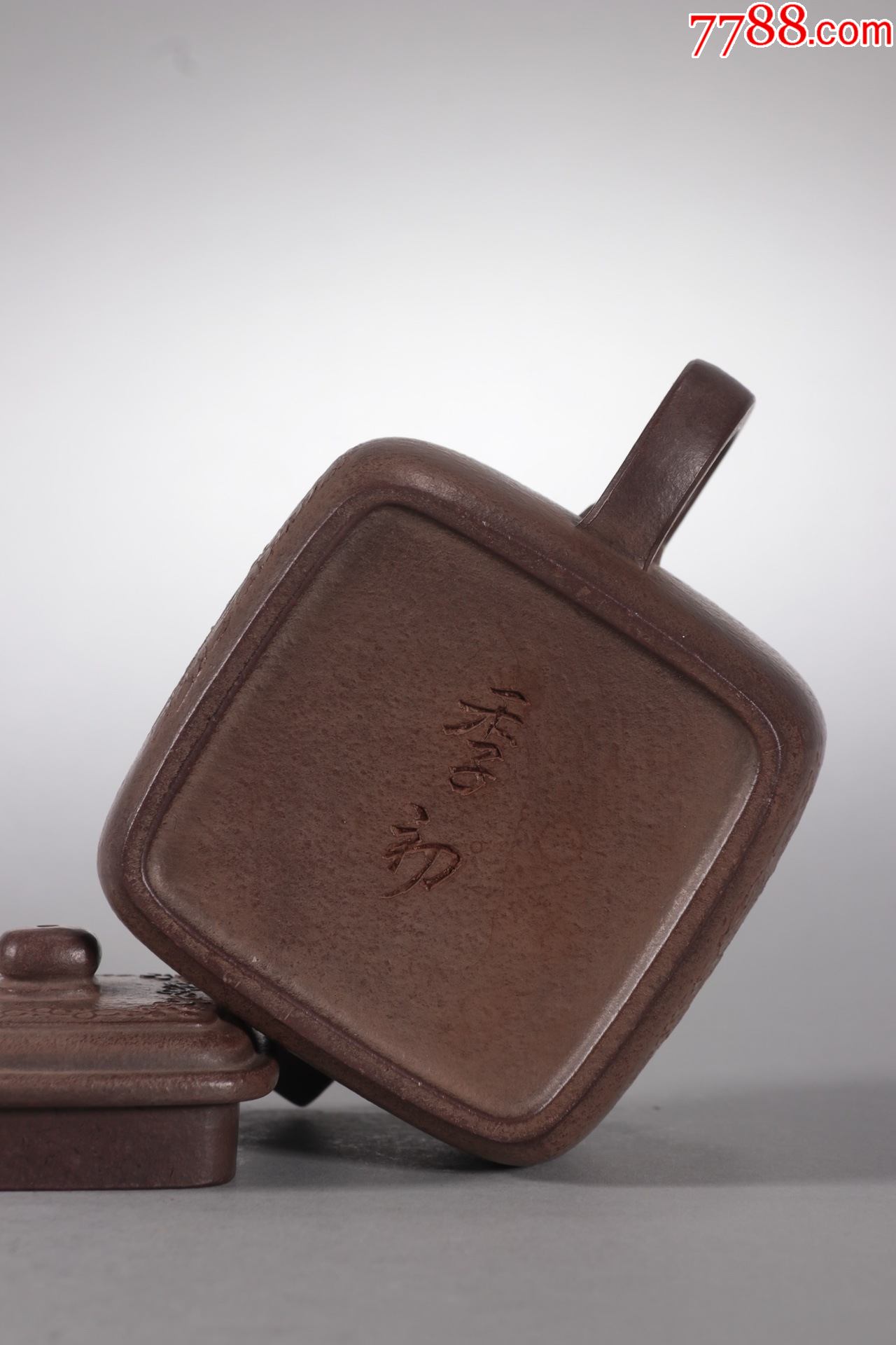 杨季初款堆雕山水紫砂壶