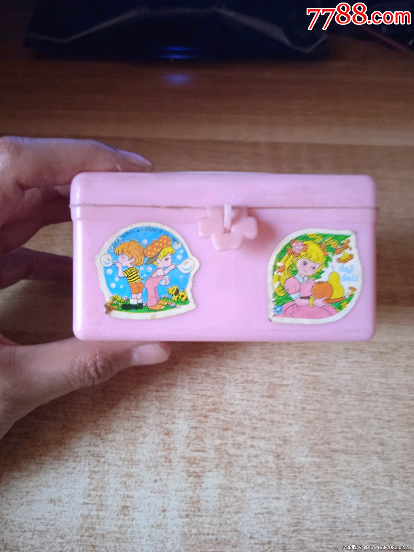 90年代塑料玩具小盒子一个盒子上卡通贴纸有破损盒子上有一处开裂没有