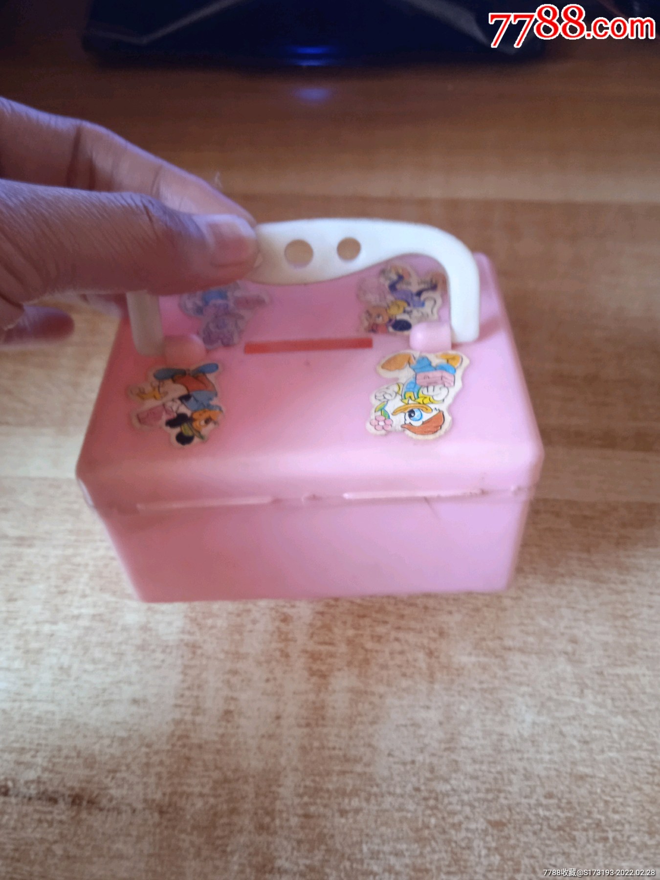 90年代塑料玩具小盒子一个盒子上卡通贴纸有破损盒子上有一处开裂没有