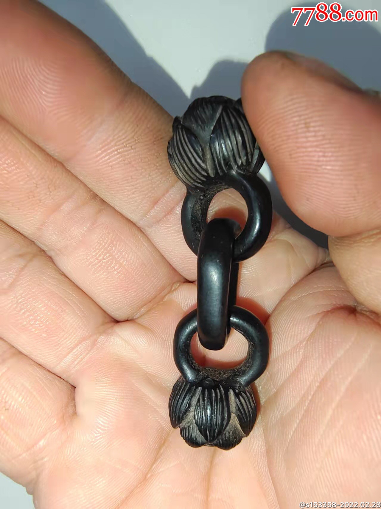 乌木木雕连环挂坠一对一木雕刻而成