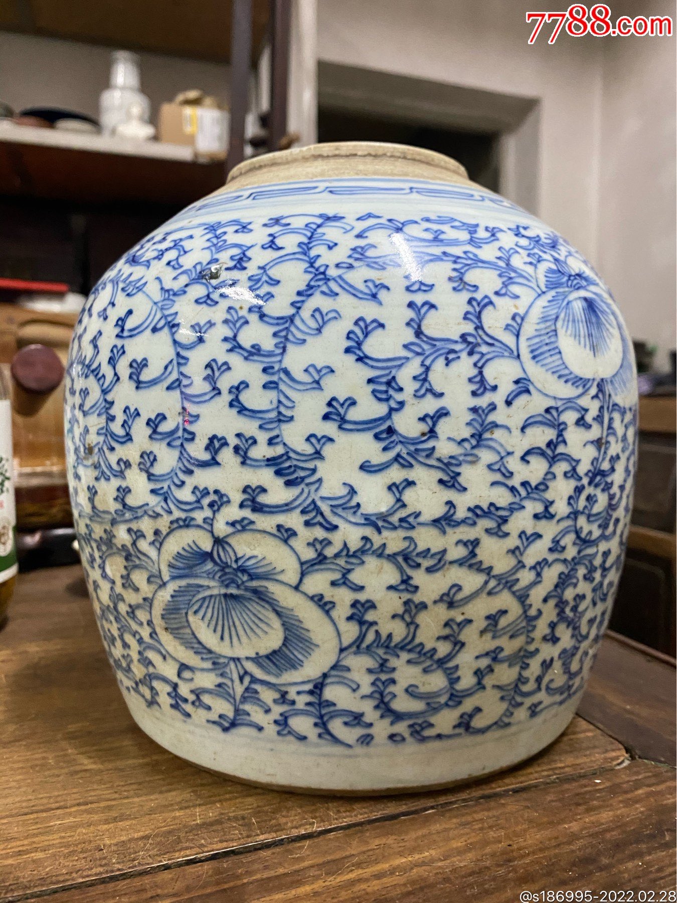 清代中期嘉庆细路青花缠枝花卉纹罐