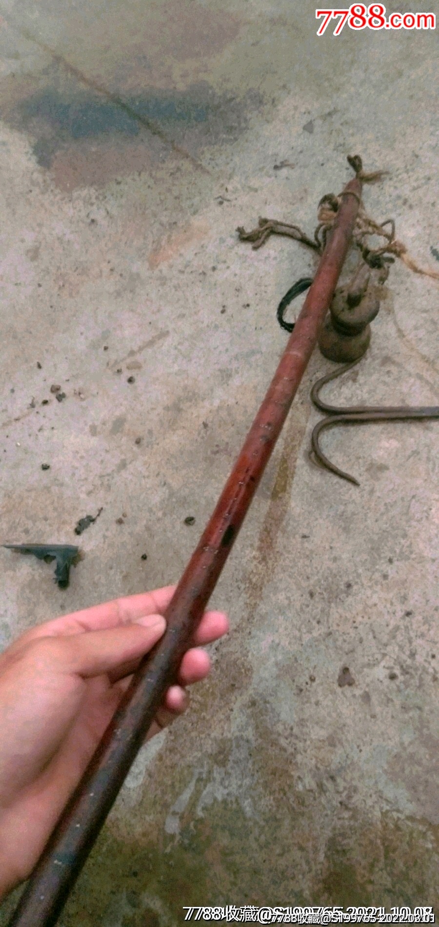 一个老钩子称杆子也不知道啥木头