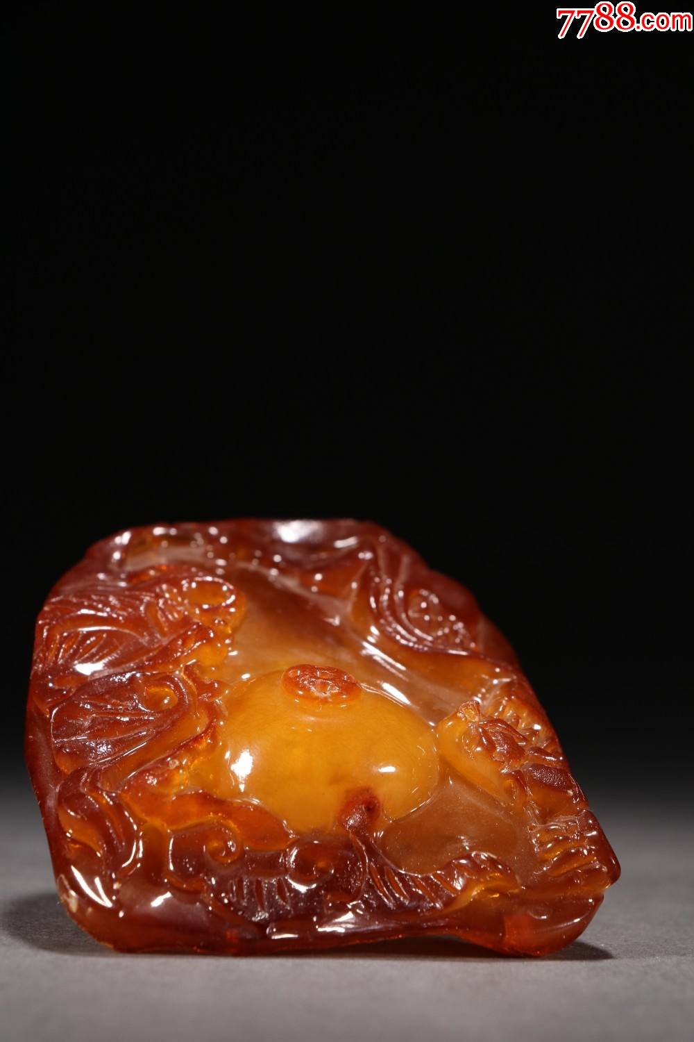 蜜蜡雕龙戏珠雕件