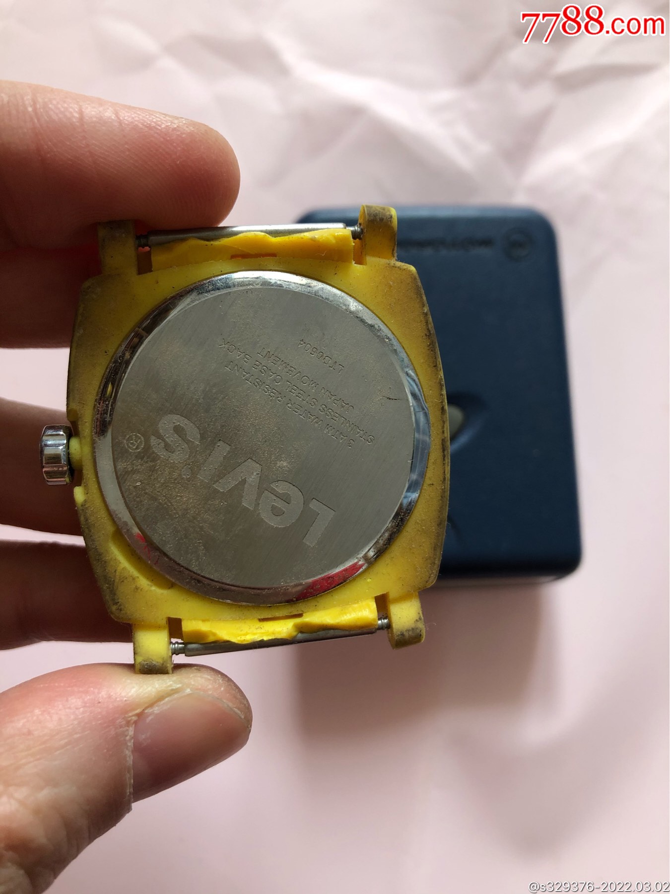 两个电子产品一起出一个摩托罗拉bb机一个李维斯牌手表两个都不知道好