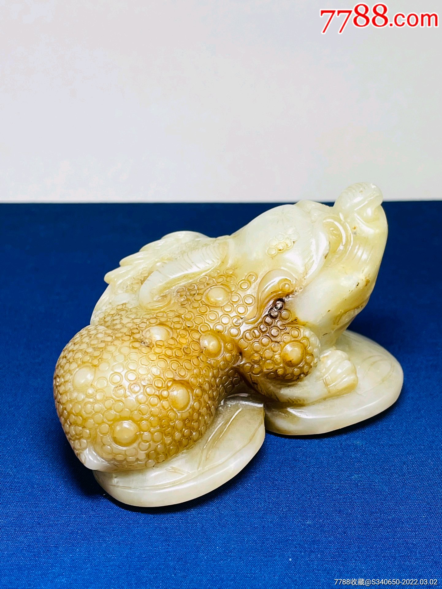 和田玉精雕金蟾摆件