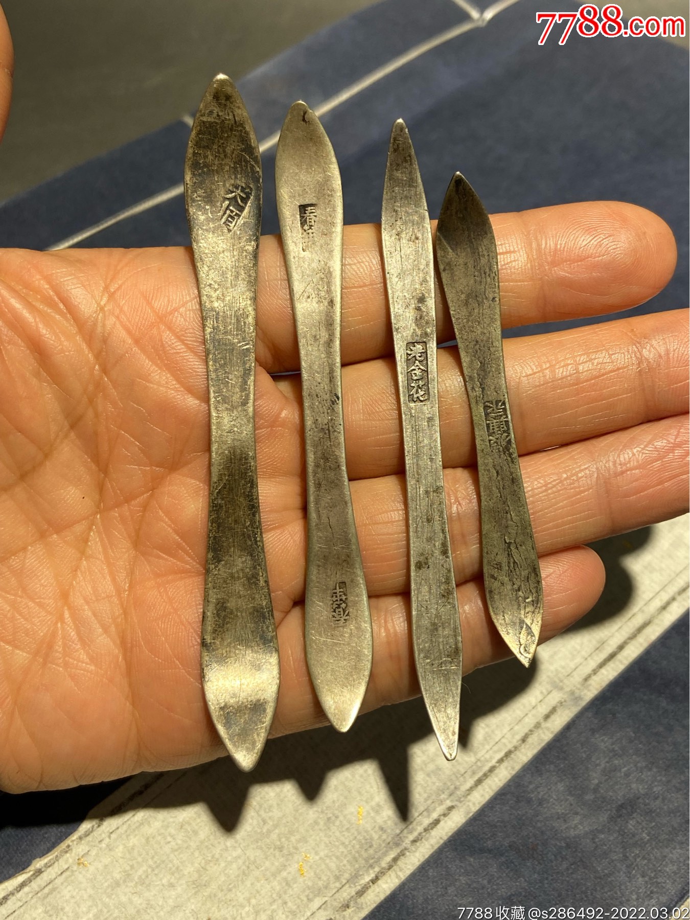 0次进行点评点评:0浏览量:备注:老银簪子烧蓝银簪老银双尖四个都带款