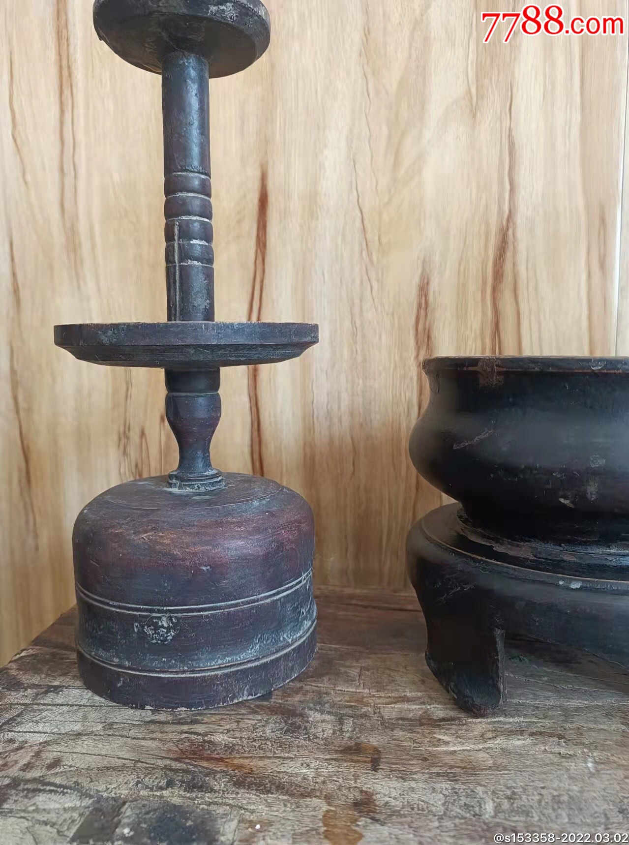 收到清代楠木烛台香炉一套