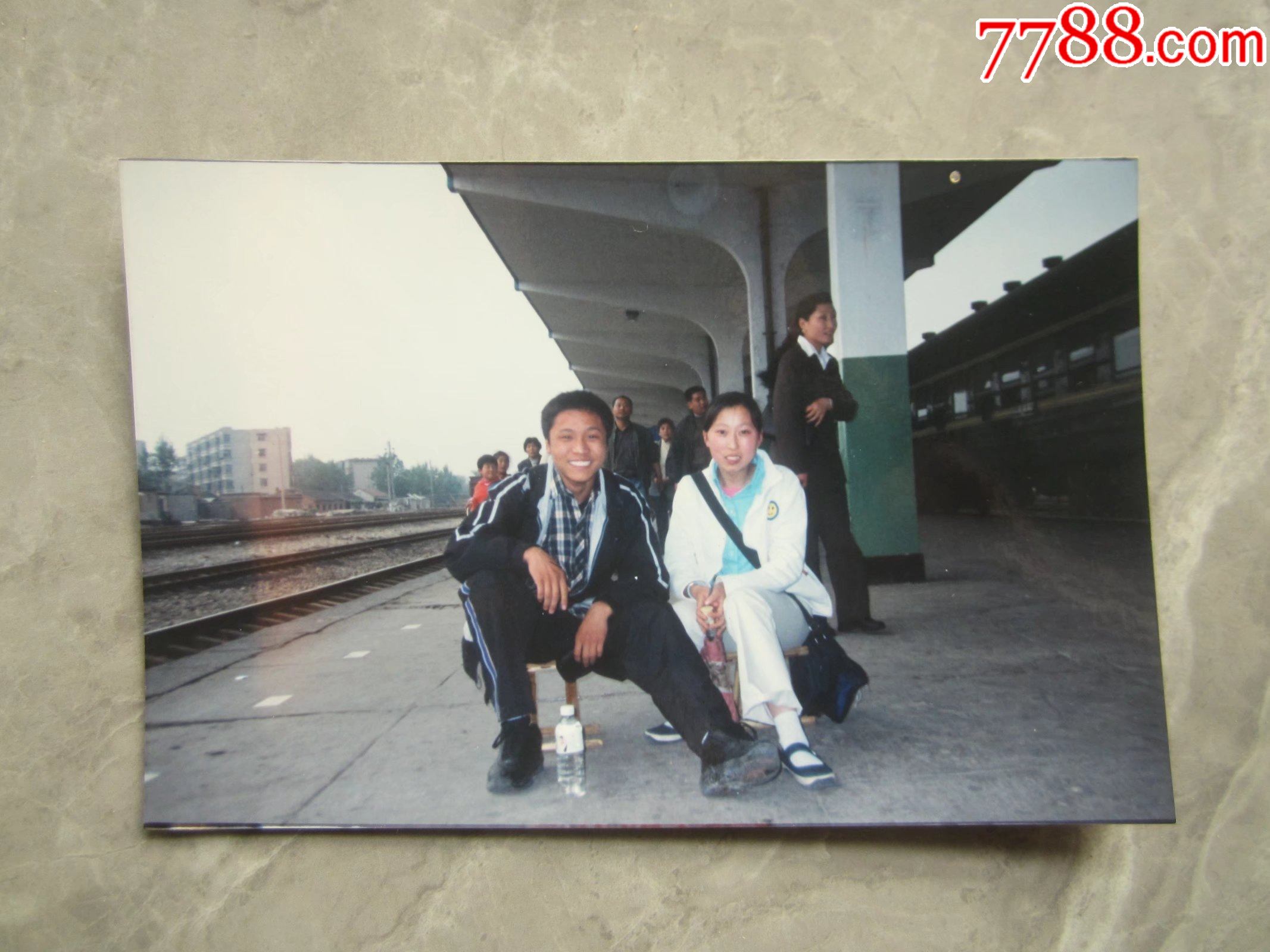 火车栈桥候车的情侣