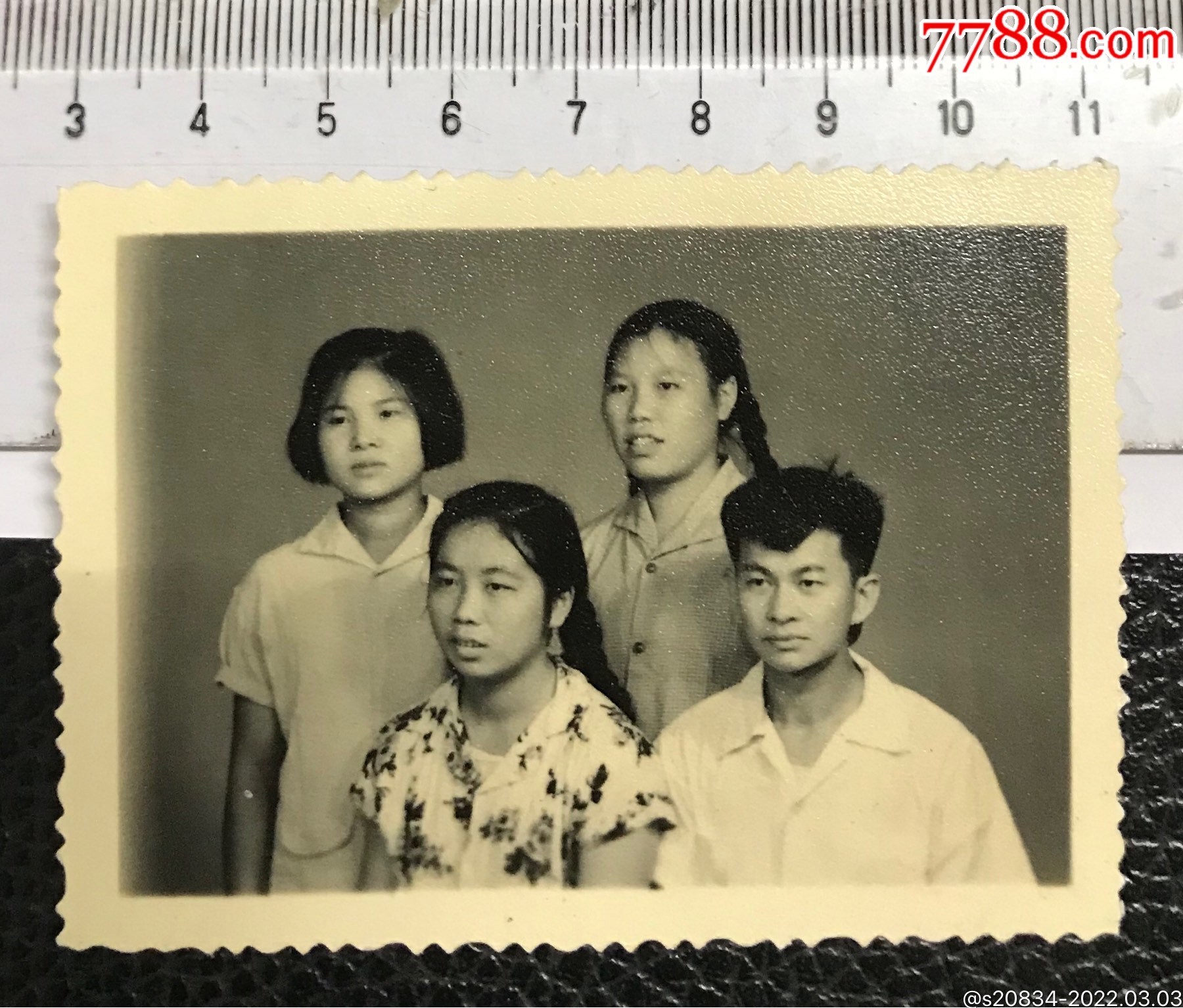 60年代大辫子姑娘合影-价格:2元-se85681785-老照片-零售-7788收藏