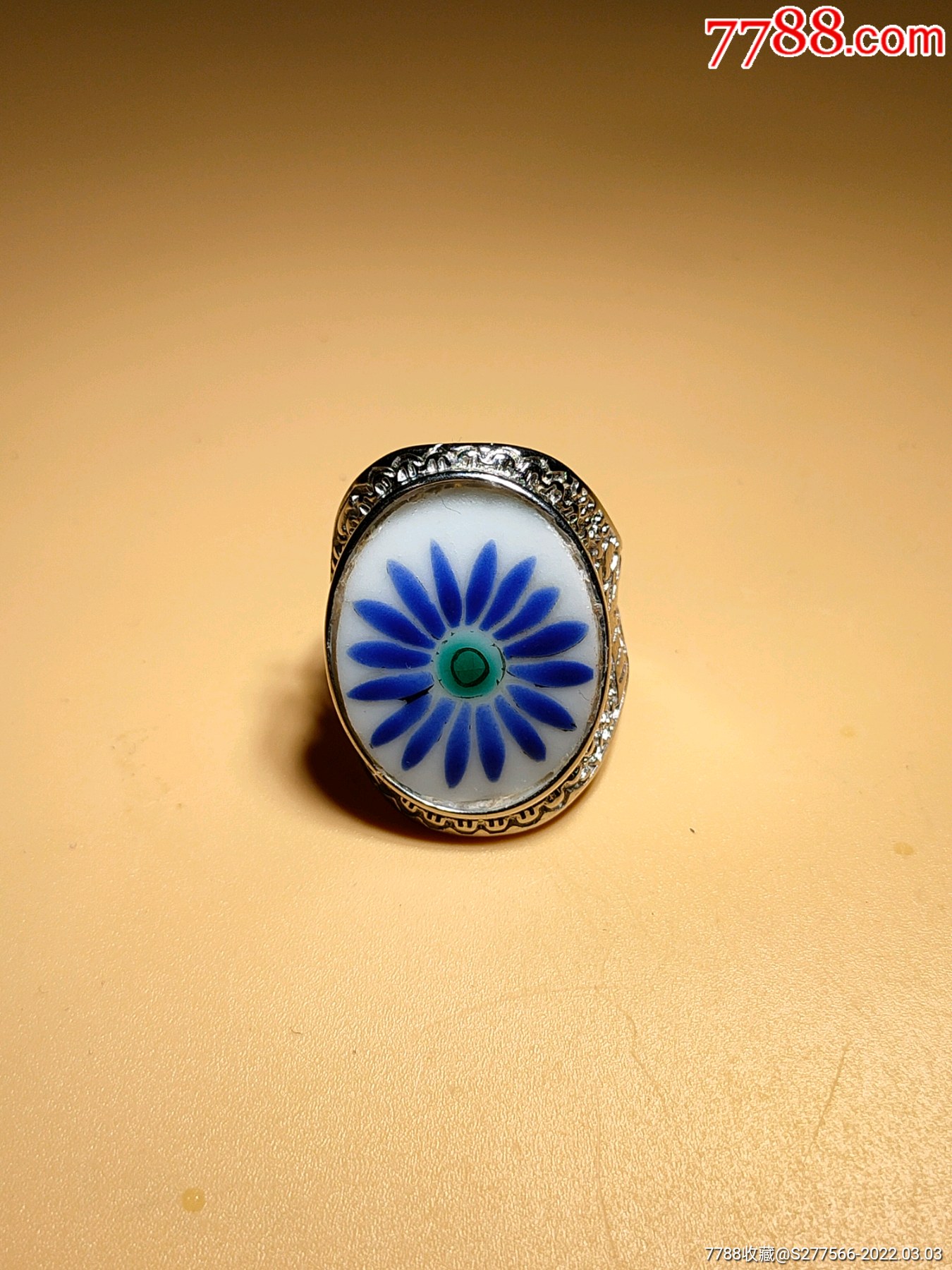 清代乾隆珐琅彩菊花图瓷片镶嵌银戒指