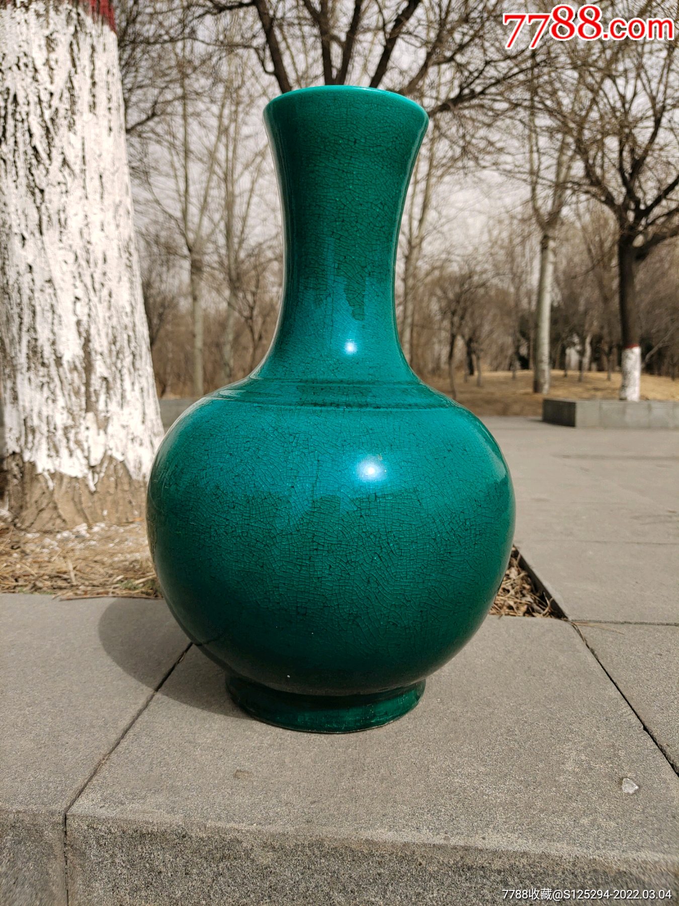 晚民国绿釉天球瓶一个器型好釉色漂亮完整