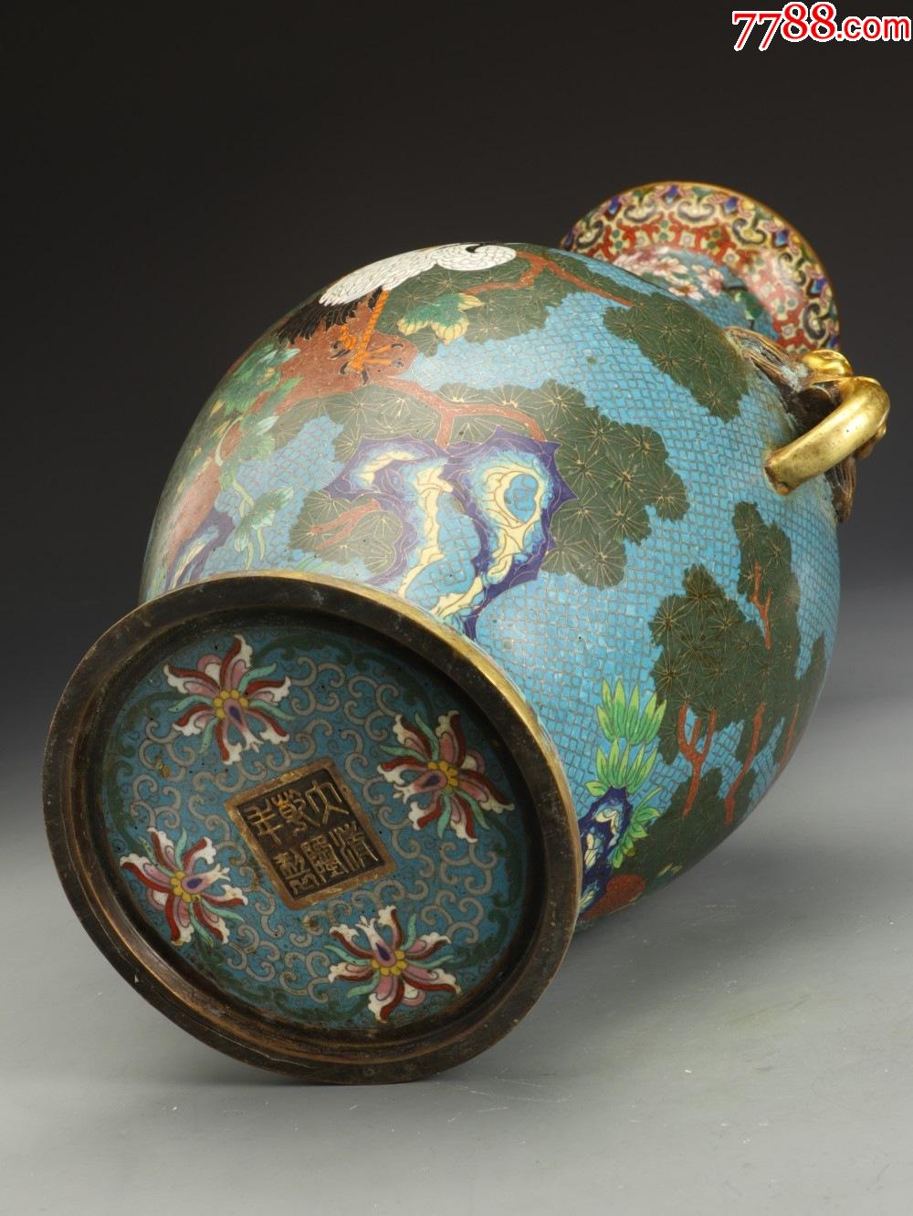 大清乾隆年制掐丝珐琅松鹤延年图双耳瓶