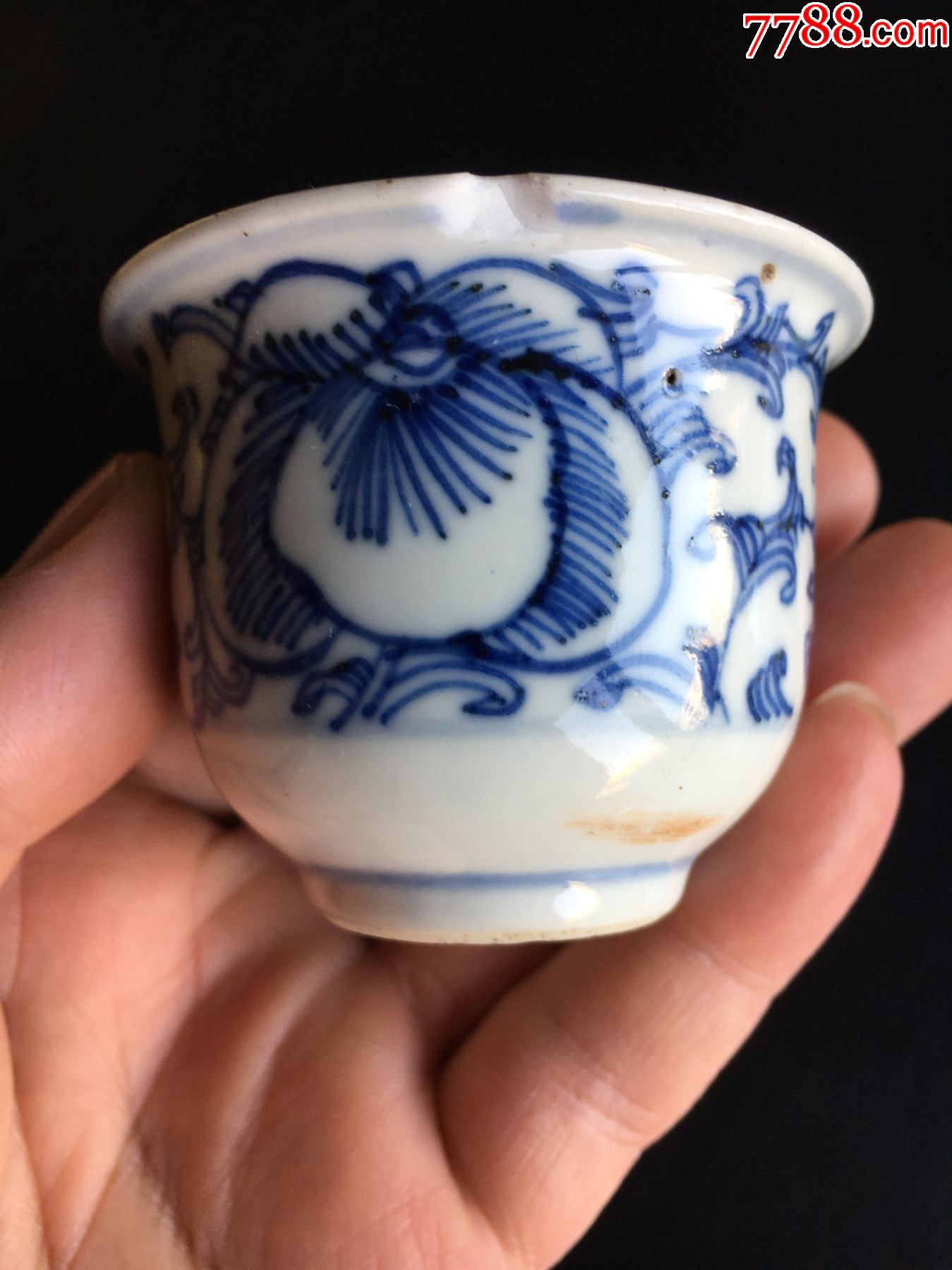 乾隆青花缠枝牡丹花压手杯