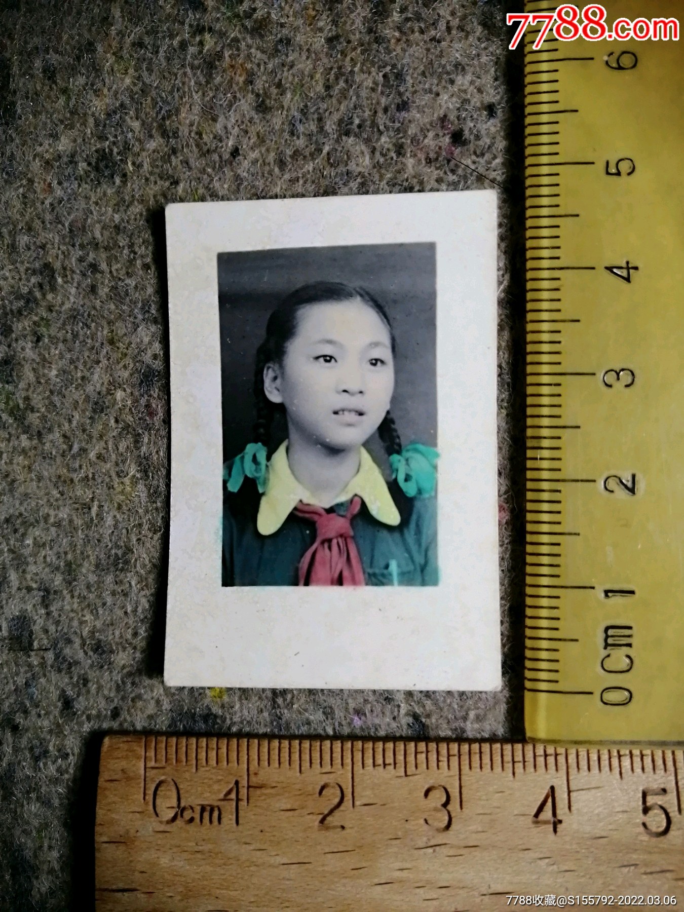 老照片上彩小美女红领巾