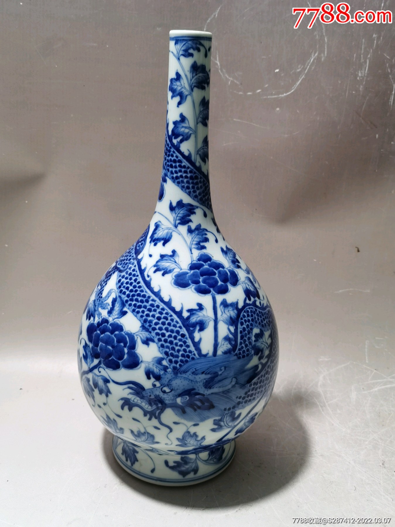 青花龙穿牡丹花胆瓶