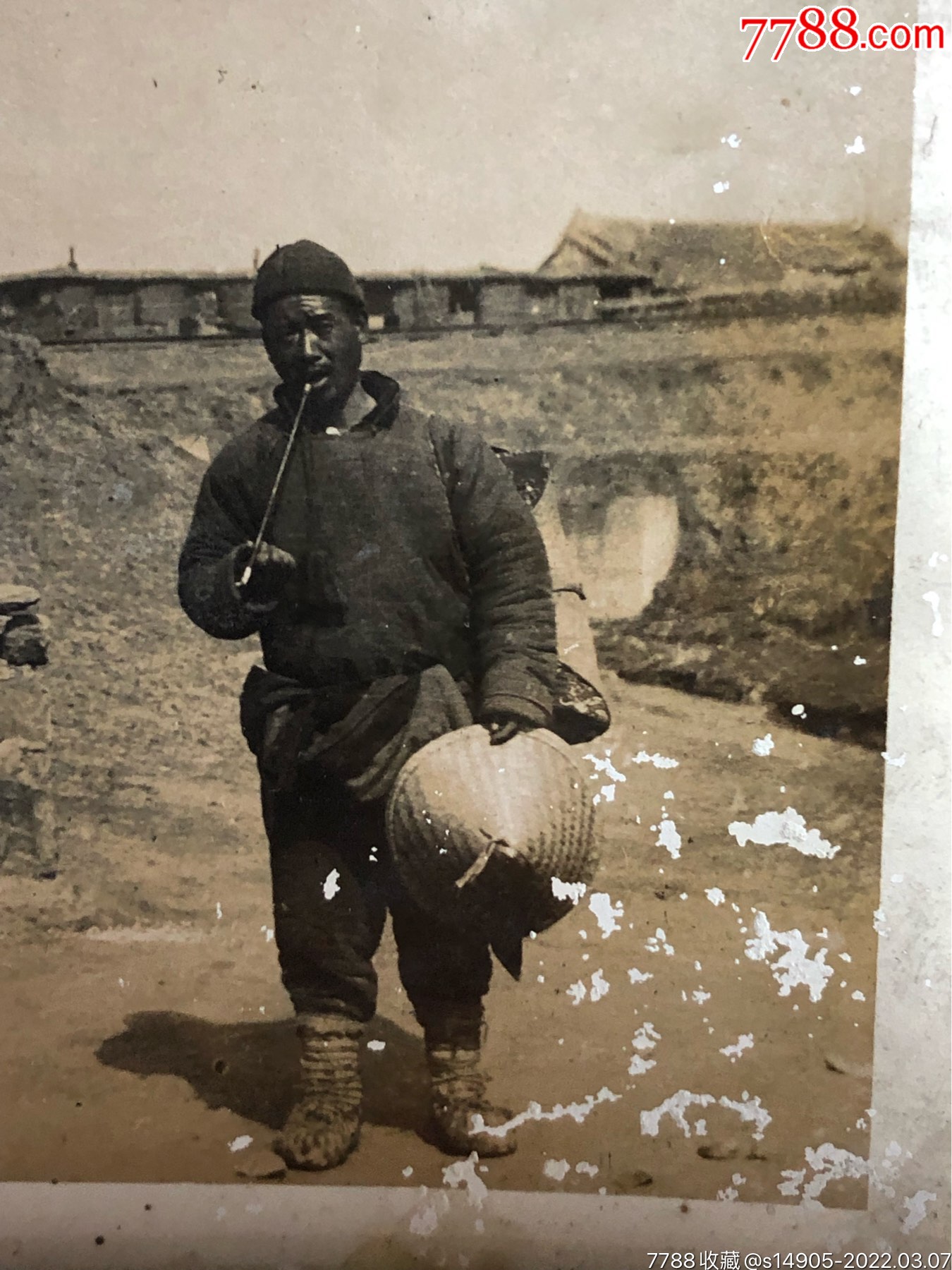 民国时期民俗土地庙抽旱烟的中年男子原版老照片