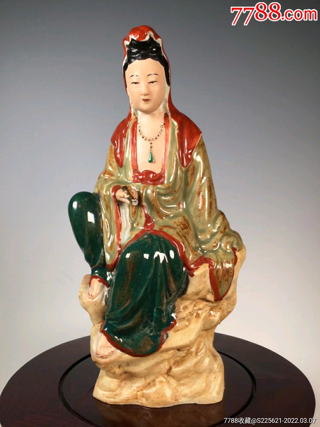 民国粉彩自在观音像