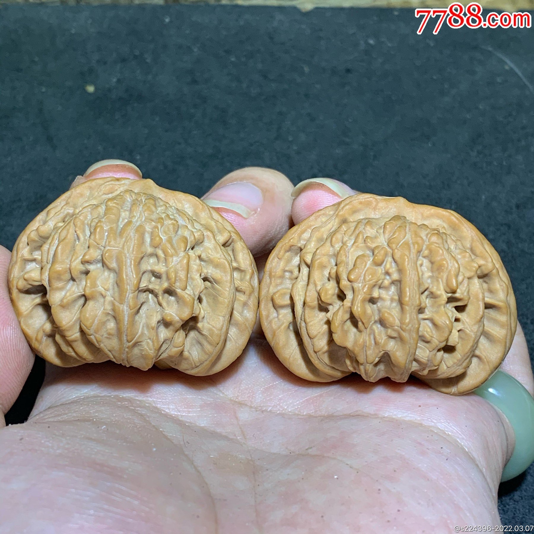 精美霞云岭盘龙虎头文玩核桃一对