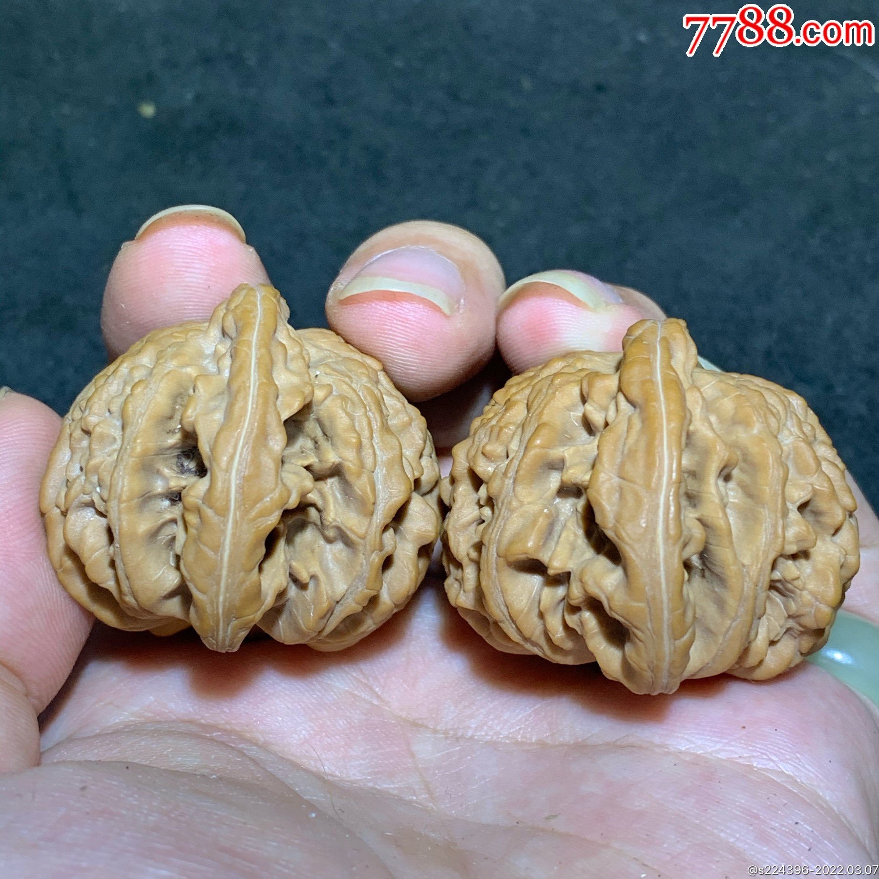 精美霞云岭盘龙虎头文玩核桃一对