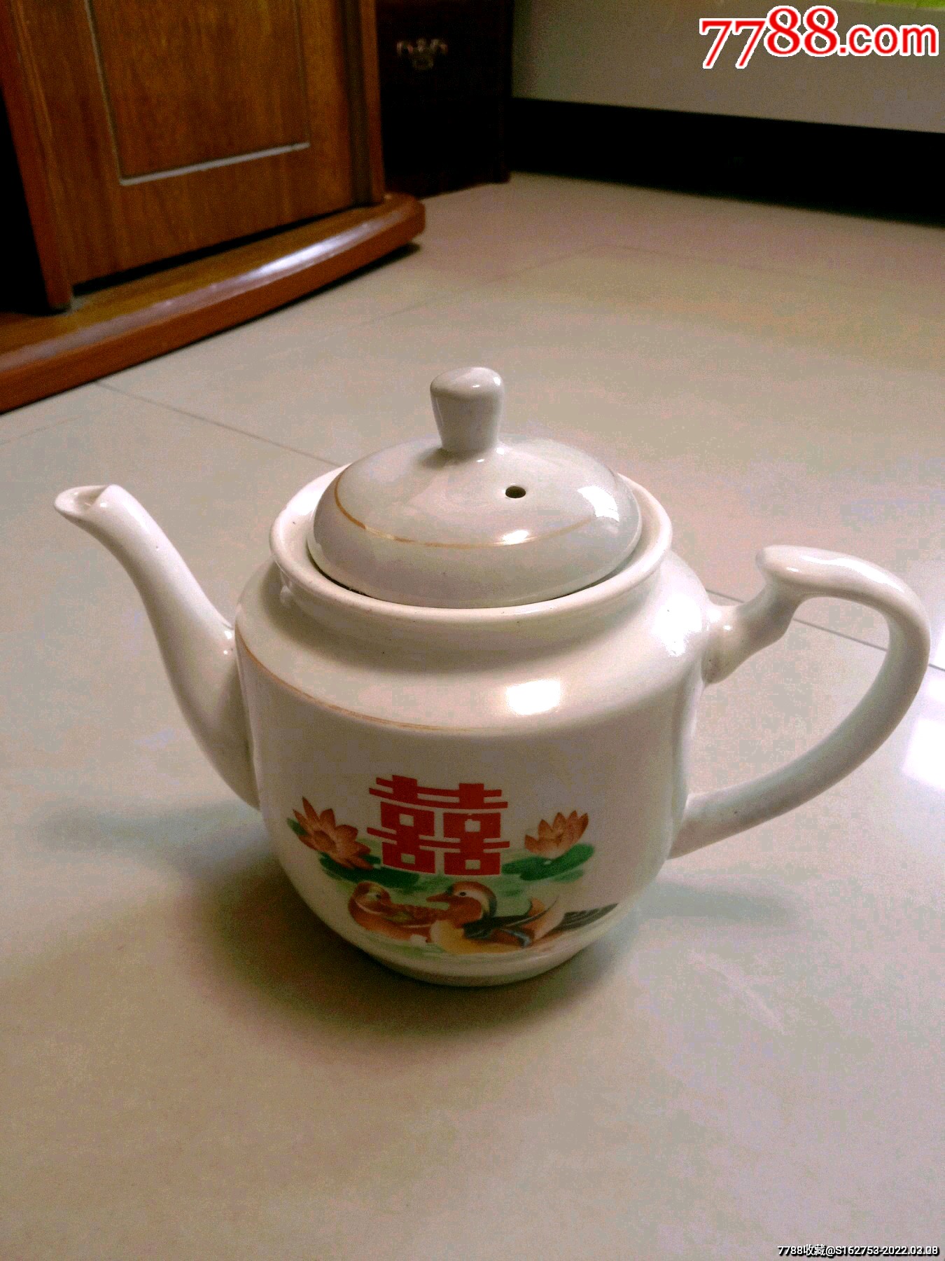 鸳鸯喜字茶壶一个