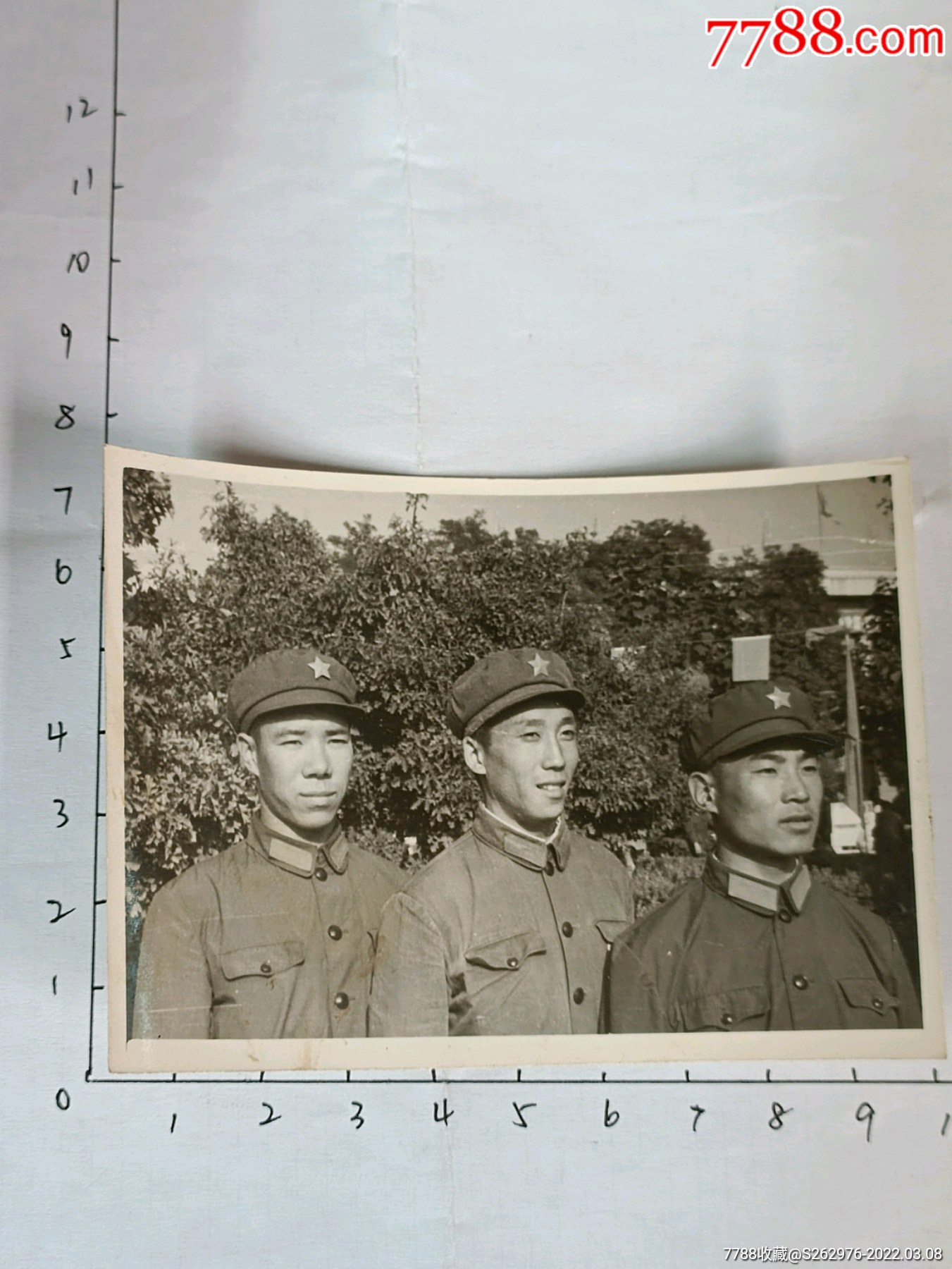 3个亲密战友留念老照片