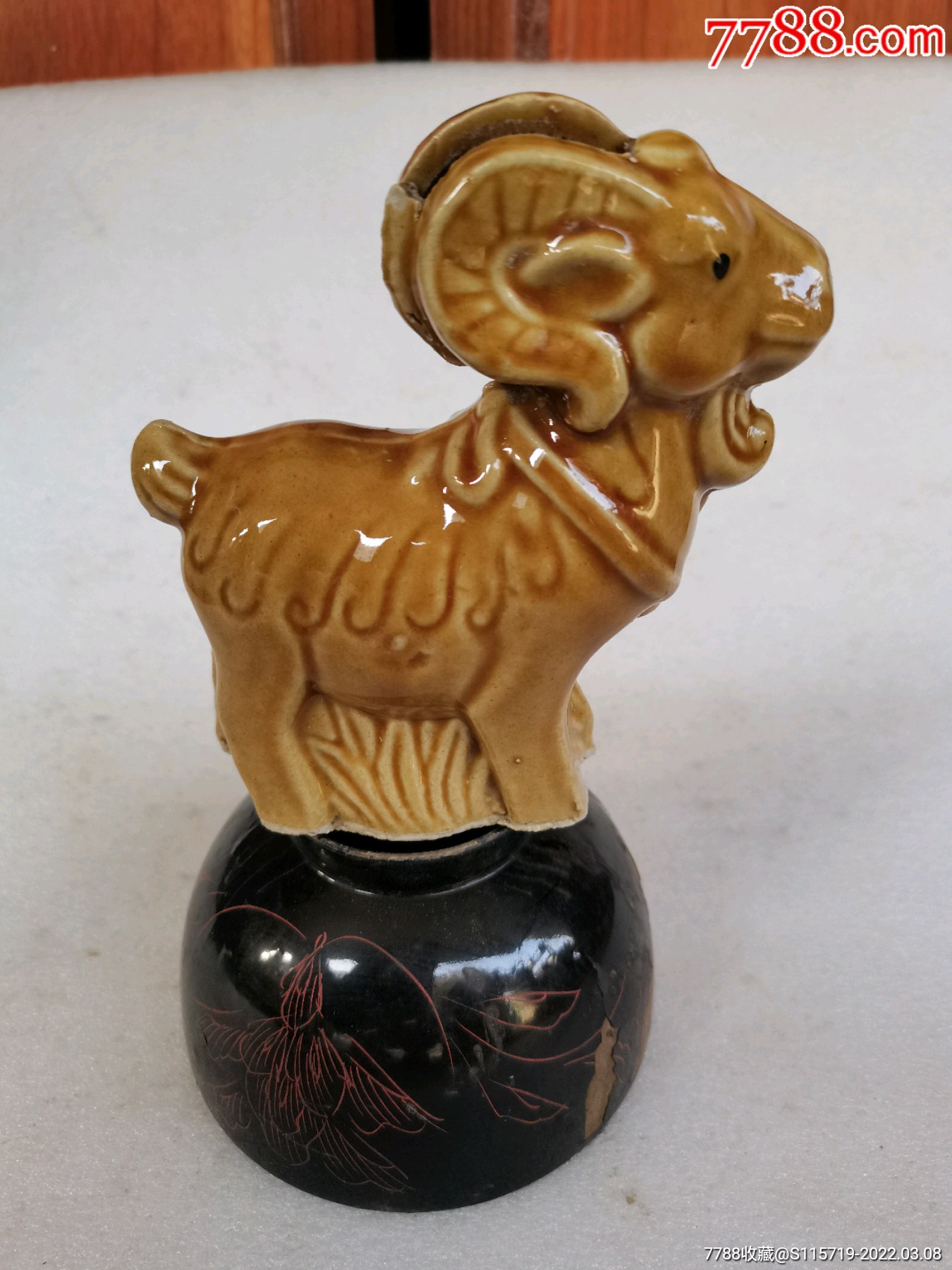 黄釉瓷羊摆件储钱罐扑满