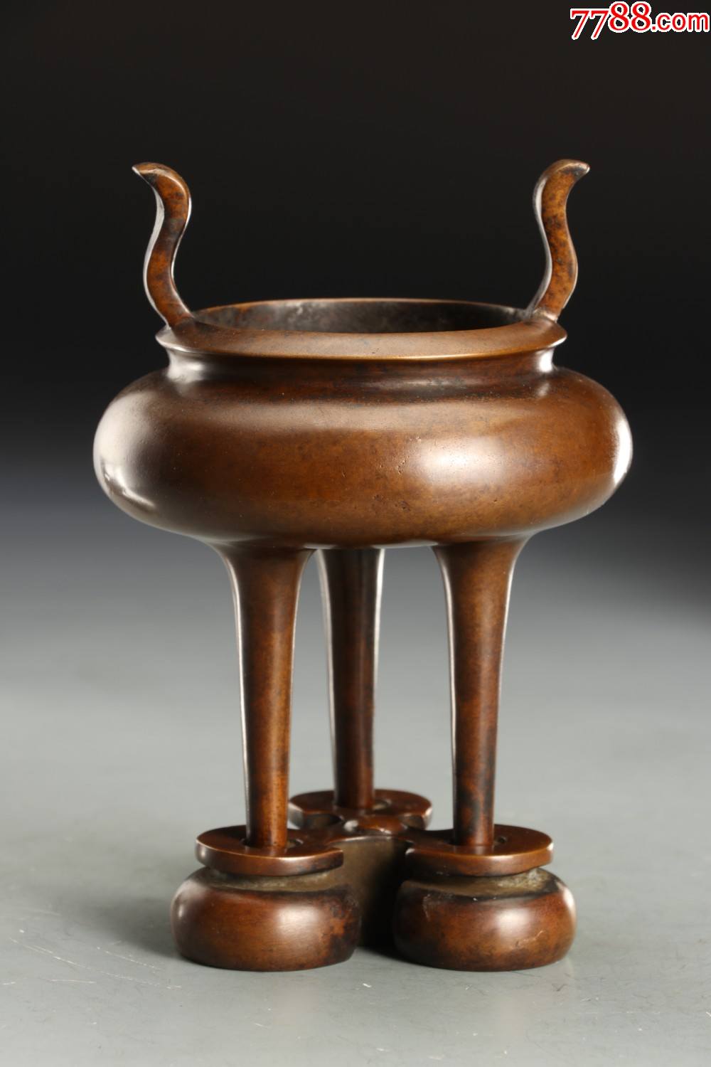 冲天耳三足铜香炉