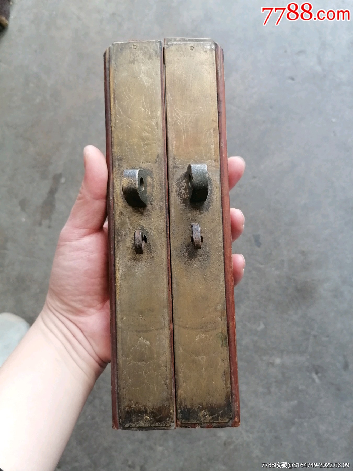 清代老箱柜人物铜攀一对